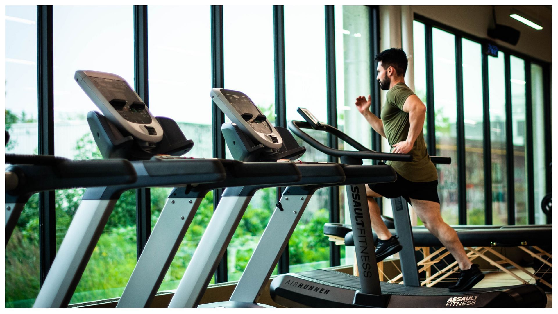 Running on treadmill.(Image via www.pexels.com)