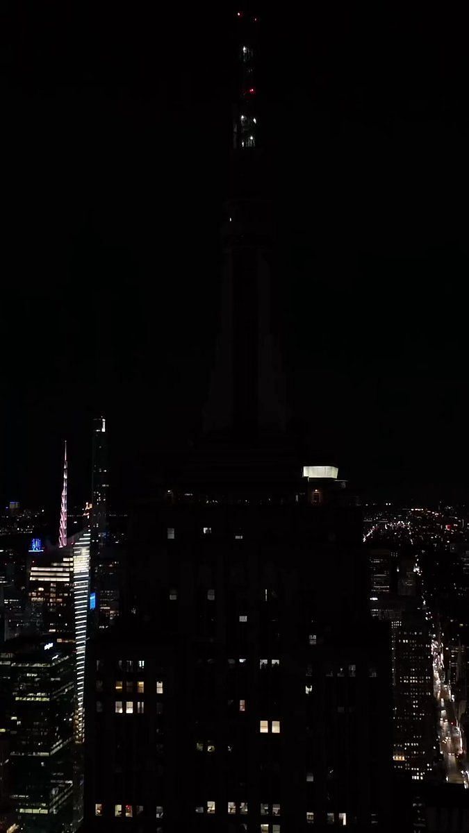 New York Yankees Derek Jeter gets a tribute from the Empire State