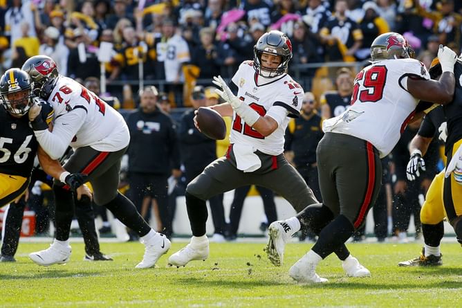 "President Trump's friend deserves the BEST protection!" - Controversial author blasts Tom Brady's teammates for woeful Buccaneers season