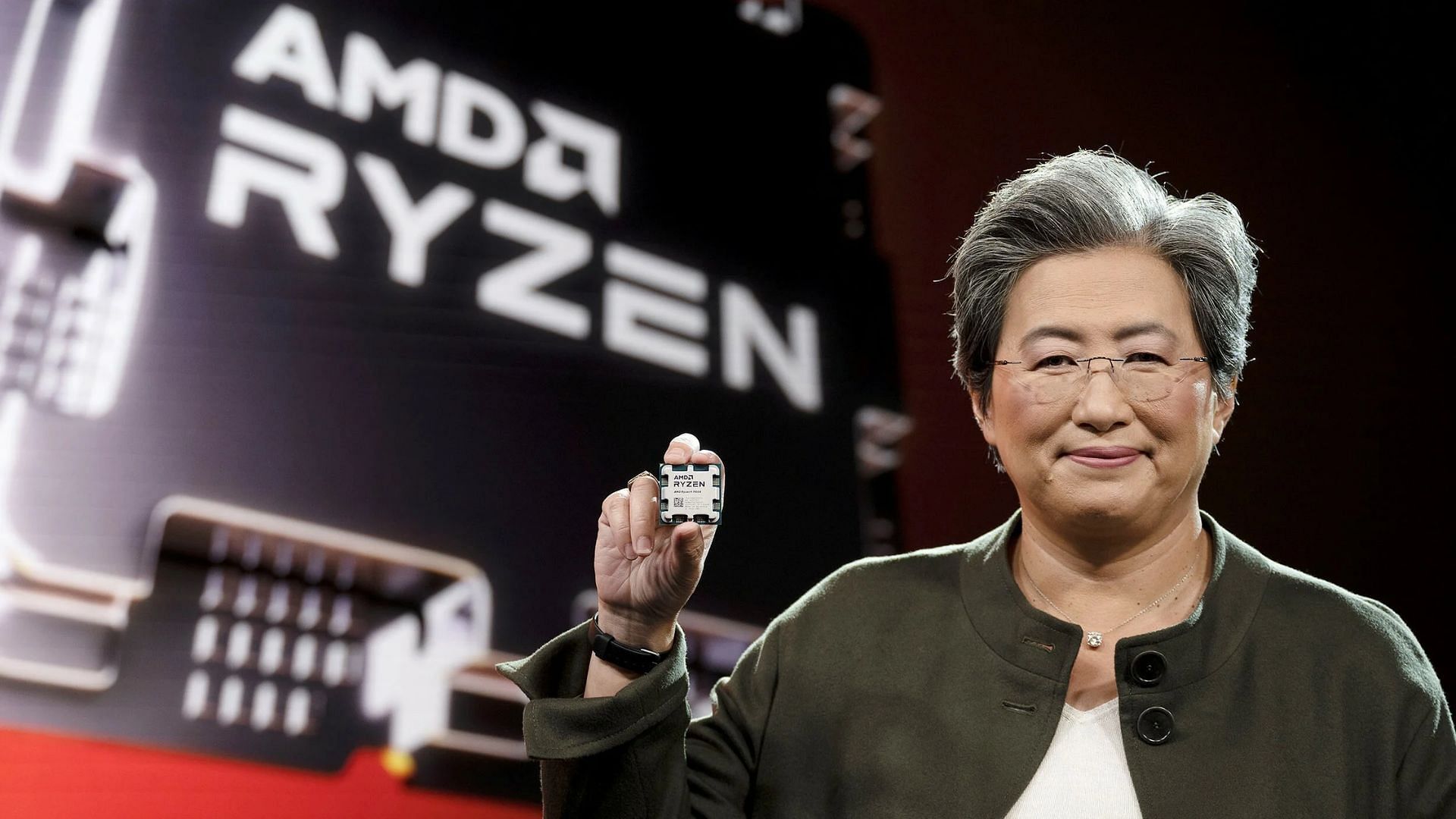 AMD CEO Lisa Su showcasing a Ryzen 7000 chip (Image via AMD)