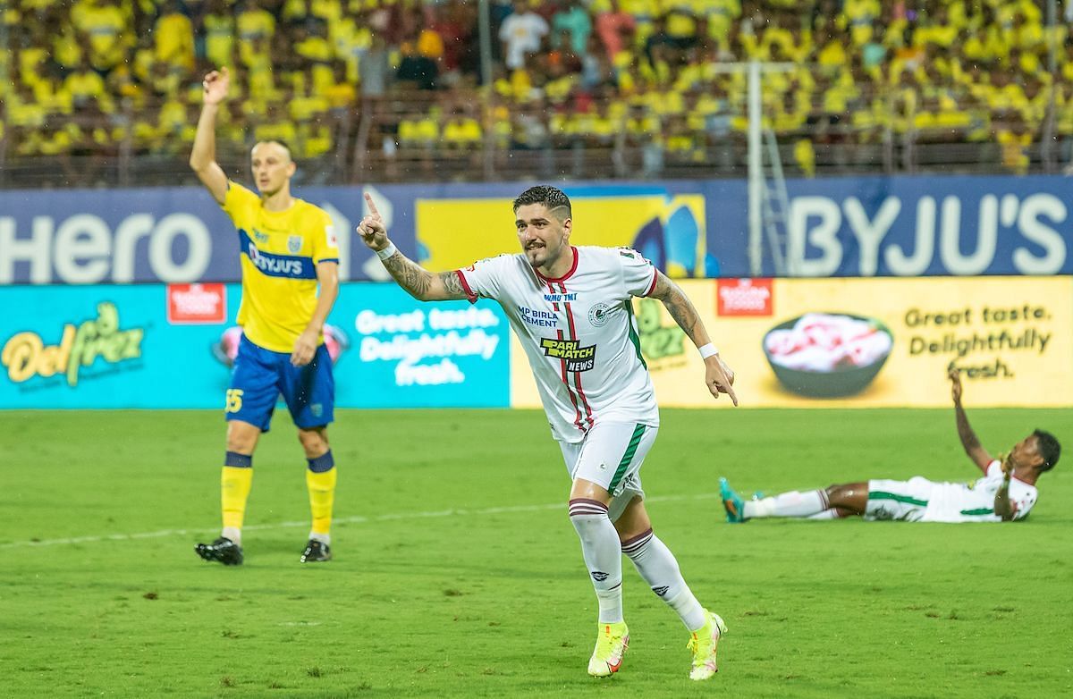 Dimitri Petratos scored a hattrick today to secure a big win for the Mariners (Image courtesy: ISL Media)