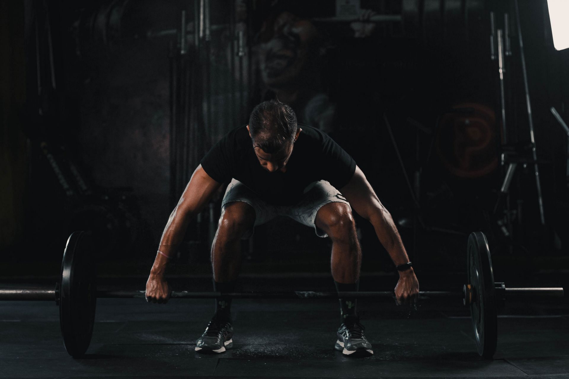 Here are the best exercises for building big muscles in the gym! (Image via unsplash/Ricardo Henri)