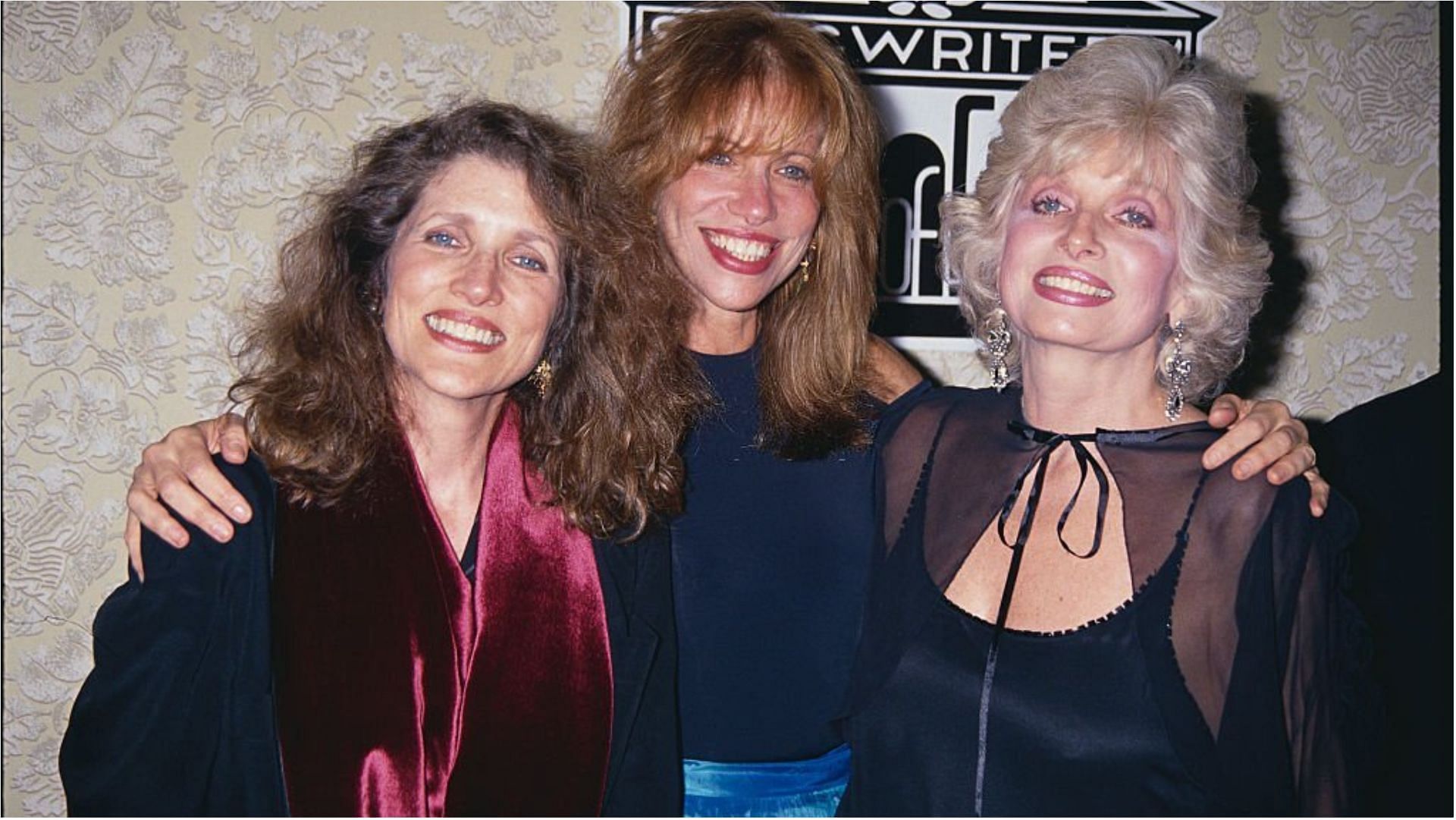 Carly Simon recently lost her two sisters, Lucy and Joanna (Image via Mitchell Gerber/Getty Images)