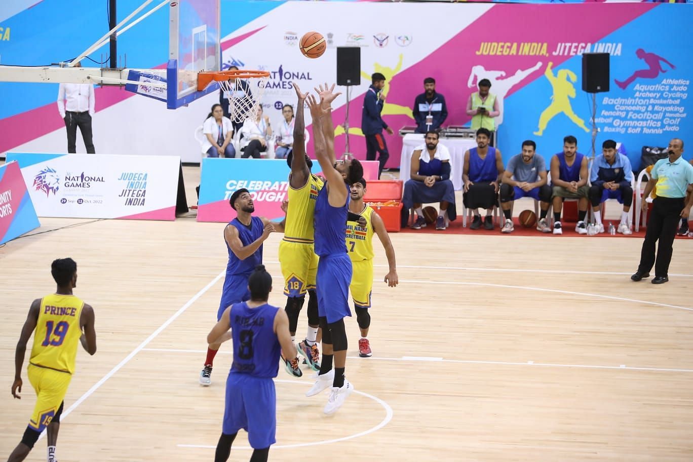 पुरुष बास्केटबॉल फाइनल में भिड़तीं तमिलनाडु (पीली जर्सी) और पंजाब की टीमें।
