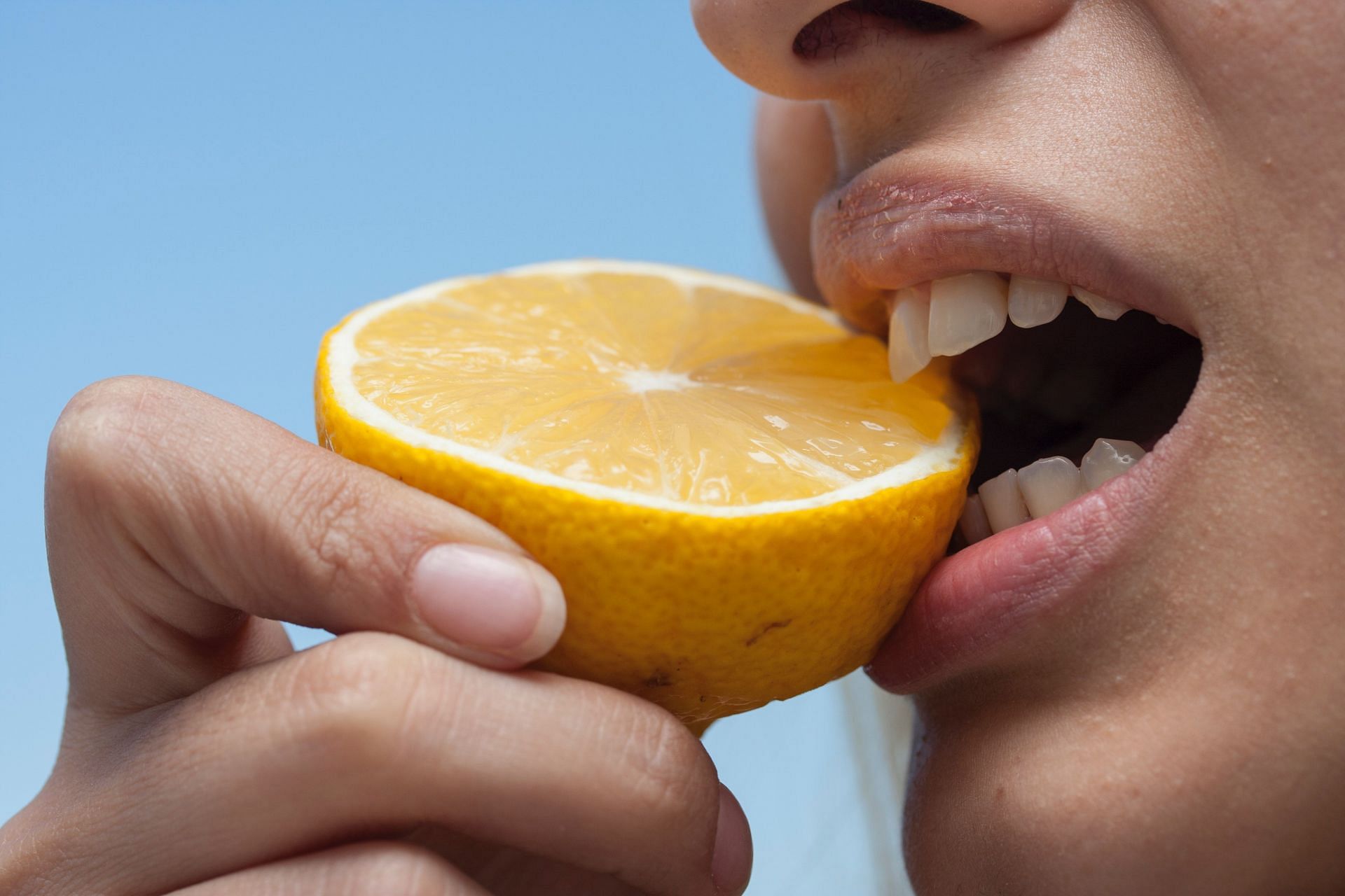 Vitamin C keeps gums and teeth healthy (Image via Unsplash/engin akyurt)