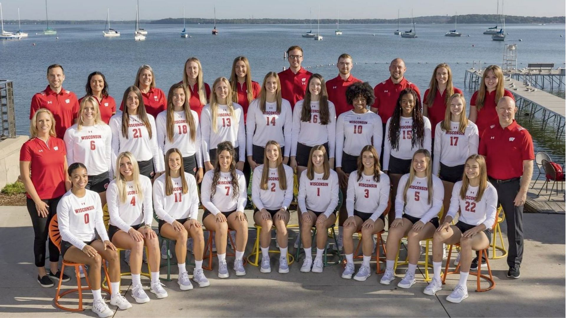 The 2021 UW women&#039;s volleyball team (image via uwbadgers.com)