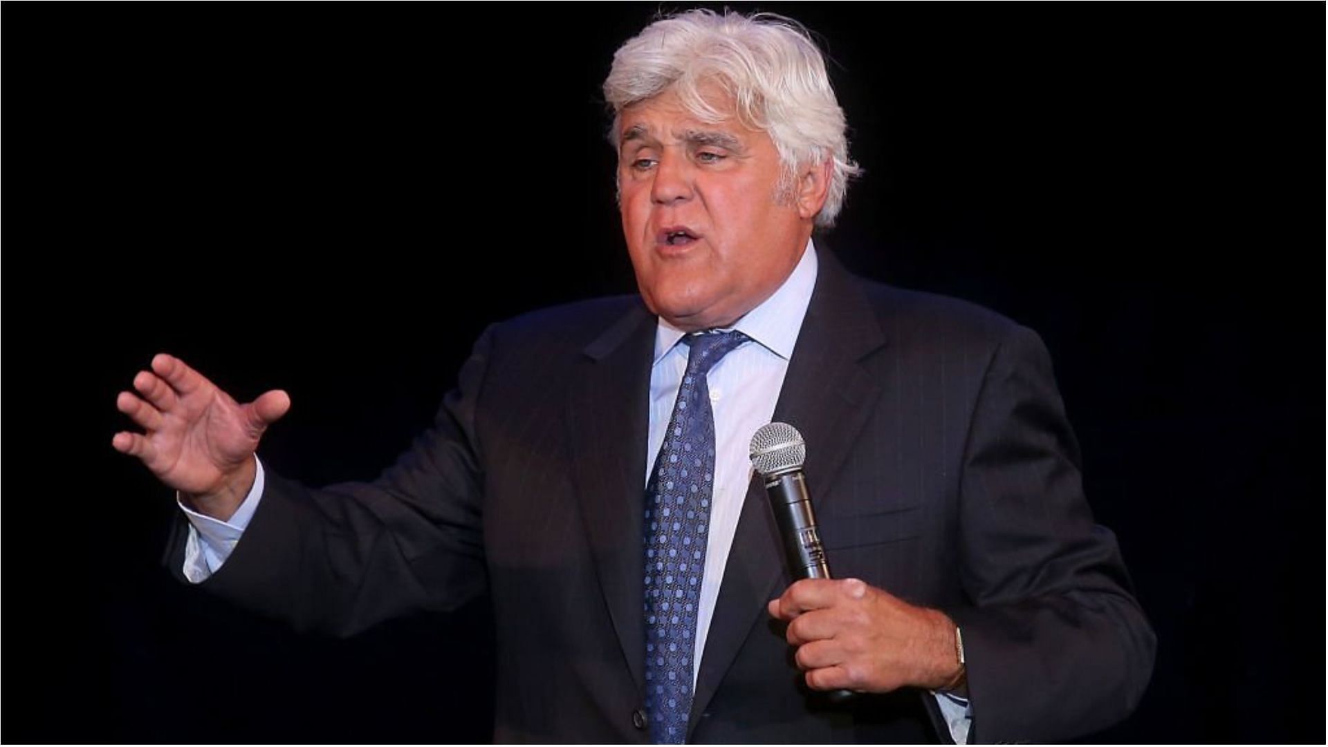 Jay Leno drove to the garage where he was injured (Image via Gary Miller/Getty Images)