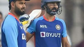 T20 World Cup 2022: "It was not Dinesh Karthik's job" - Aakash Chopra on the choice between veteran keeper and Rishabh Pant