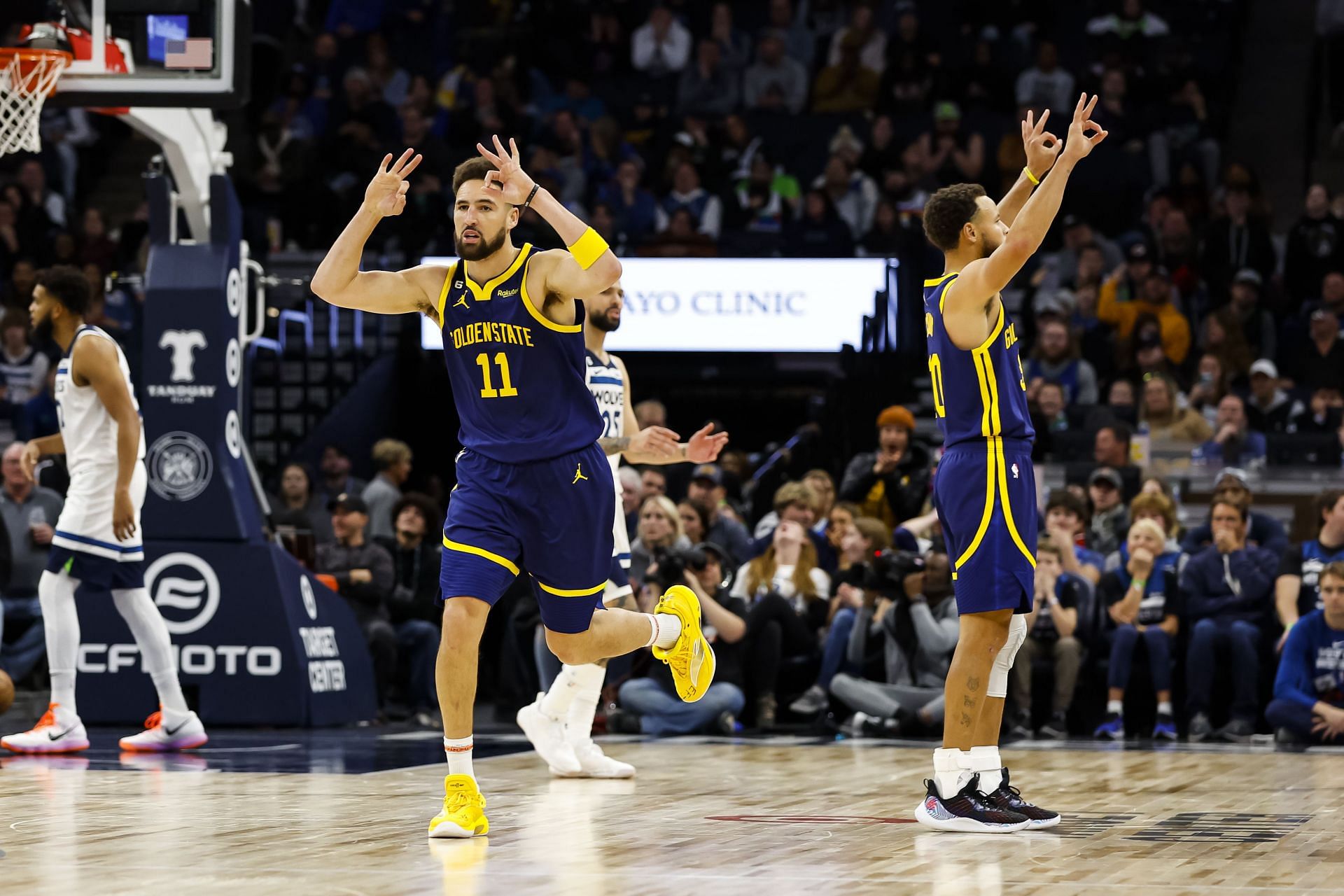 Thompson and Stephen Curry [Image via Getty Images]