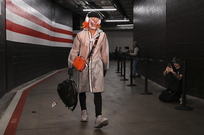 See Browns, Bengals players arrive for MNF in Halloween costumes