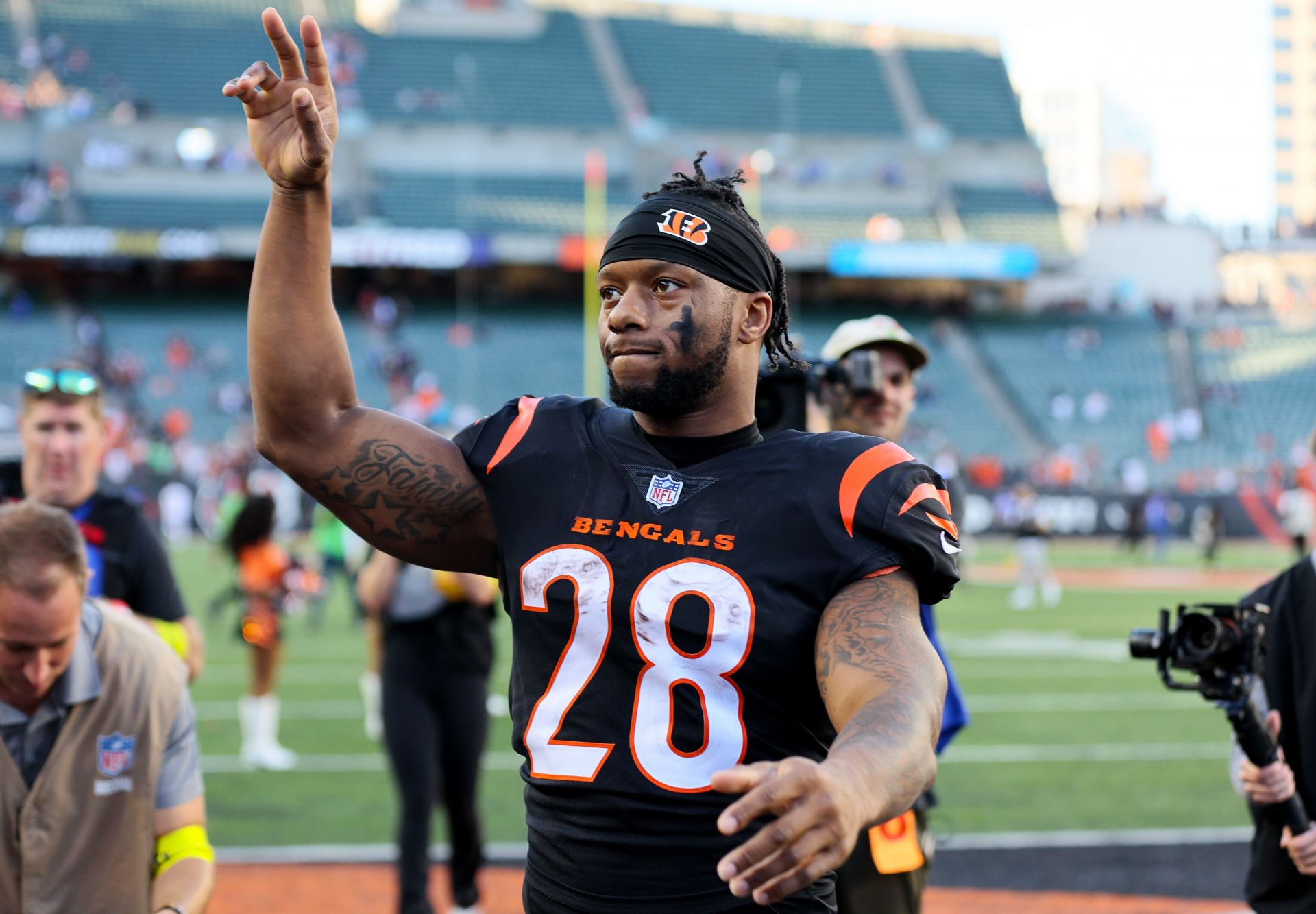 Cincinnati Bengals RB Joe Mixon mysteriously surfaces on injury report 