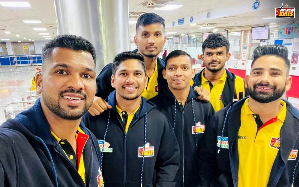 Bengaluru Bulls players pose for a photo after landing in Hyderabad (Bengaluru Bulls Twitter)
