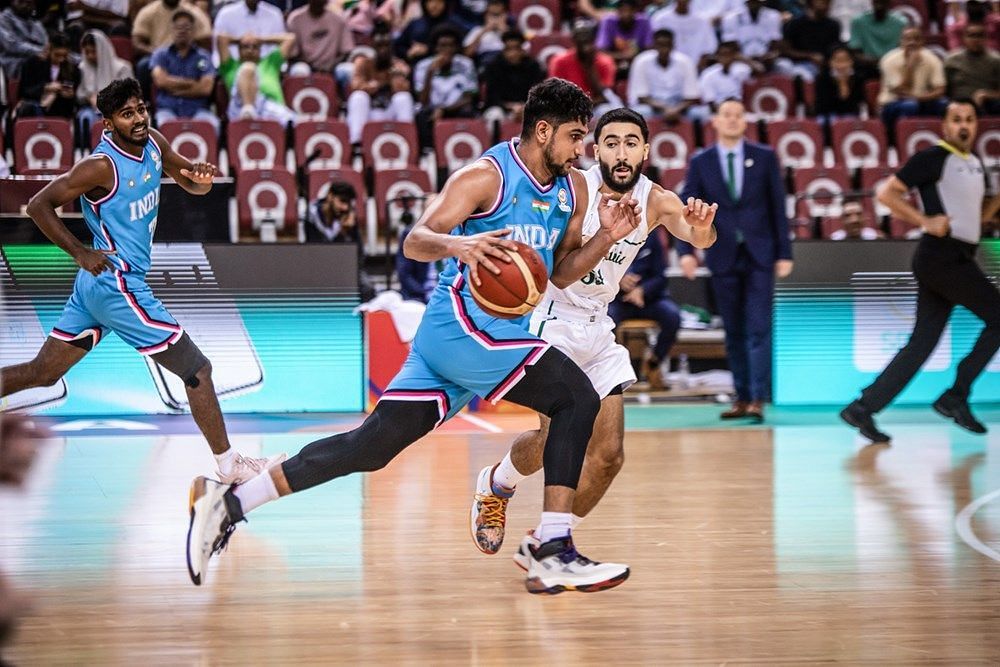 सऊदी अरब के खिलाफ मैच के दौरान भारतीय बास्केटबॉल खिलाड़ी। (fiba.basketball)