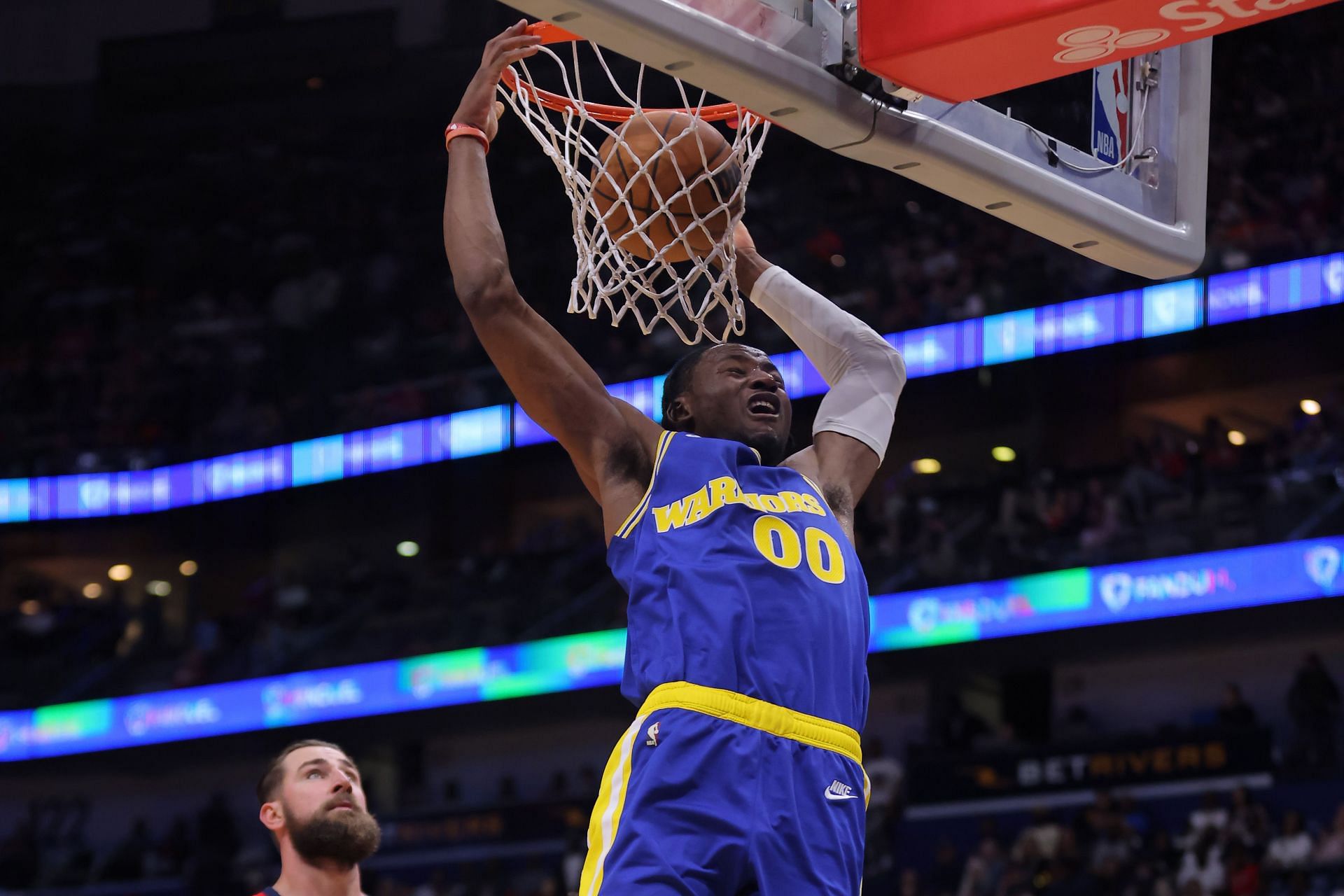 Jonathan Kuminga scores off of a dunk