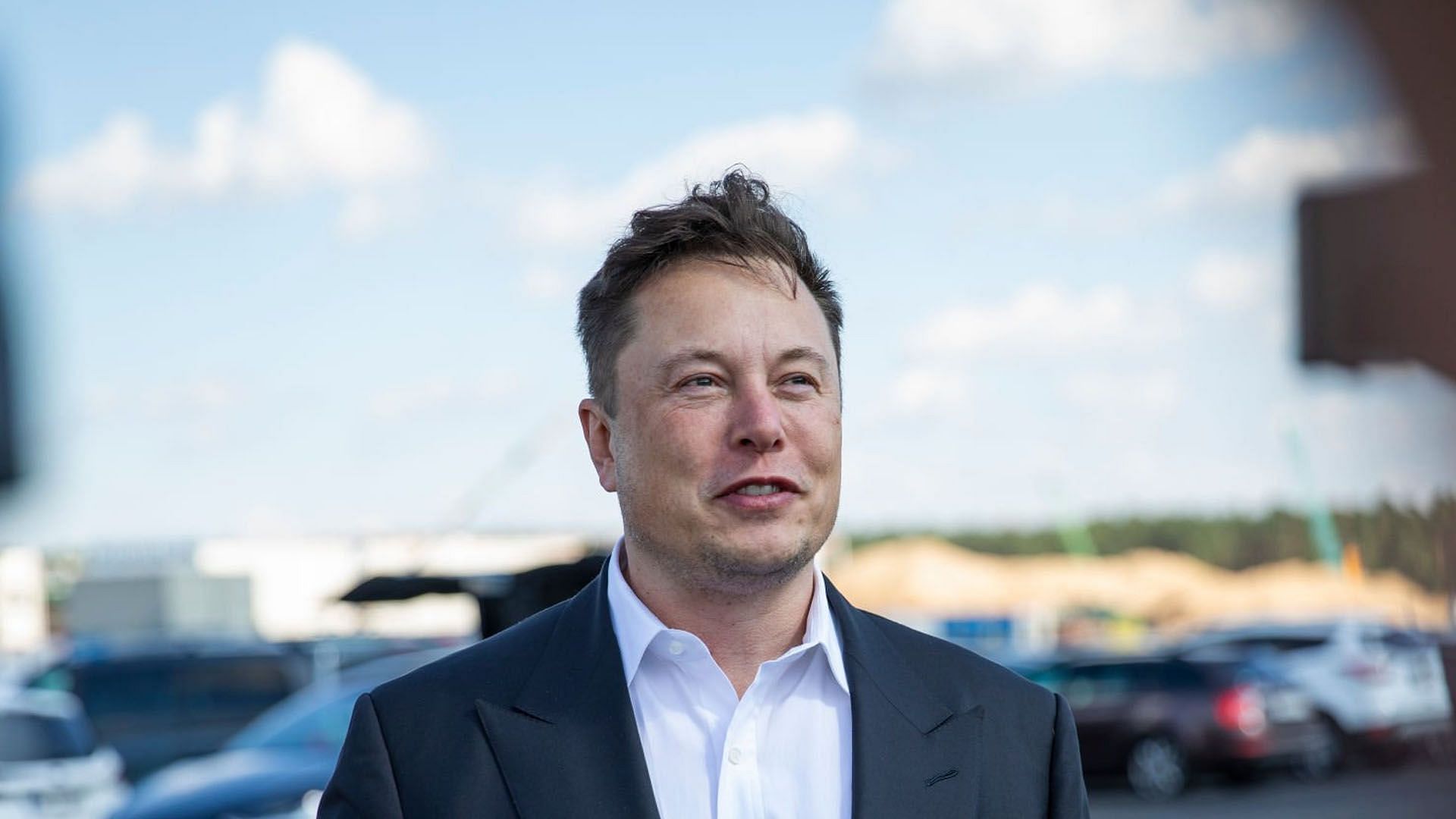 A cryptocurrency company has built an Elon Musk statue (image via Getty Images)