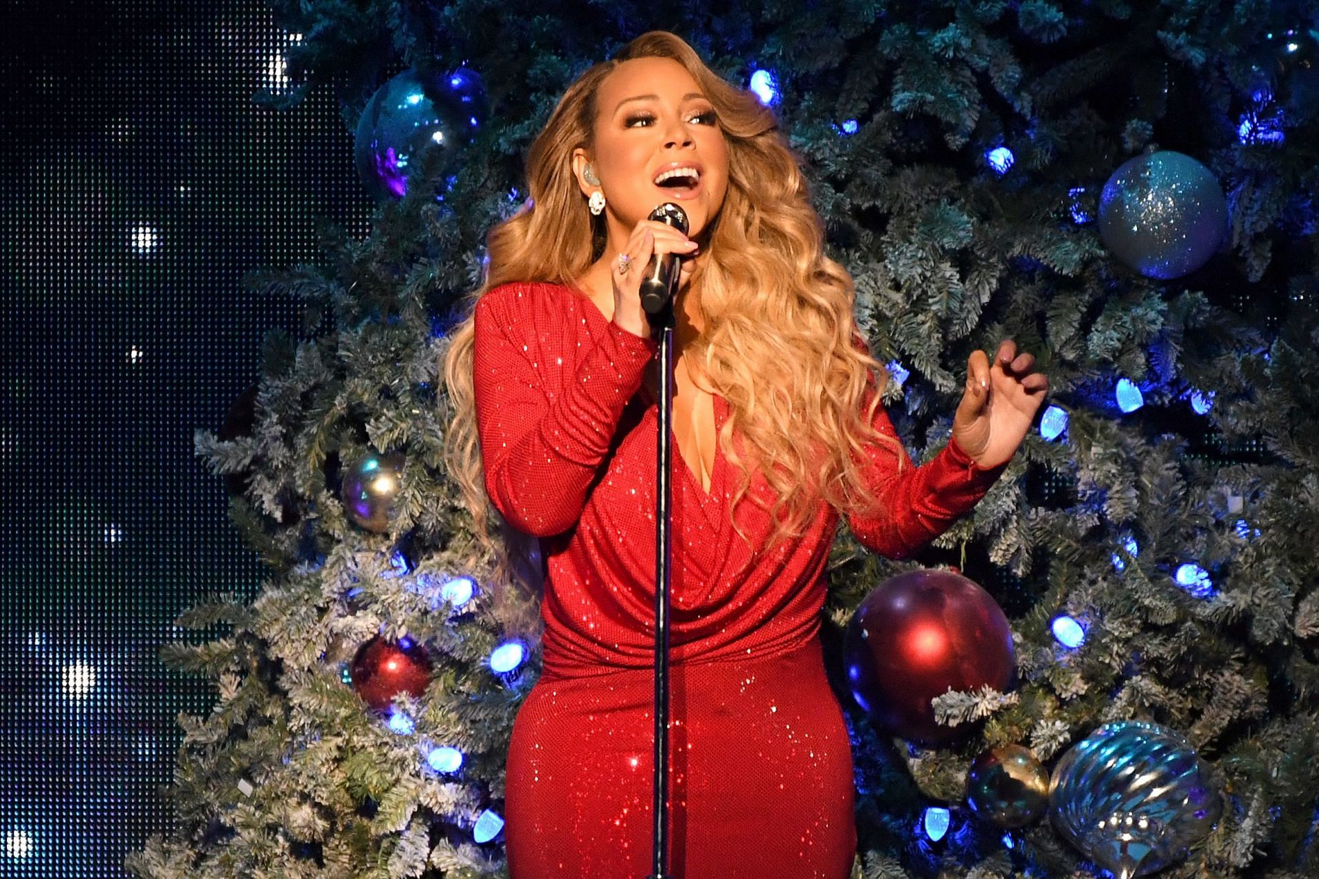 Carey performs on her Christmas tour in 2019 (image via Getty/Kevin Mazur)