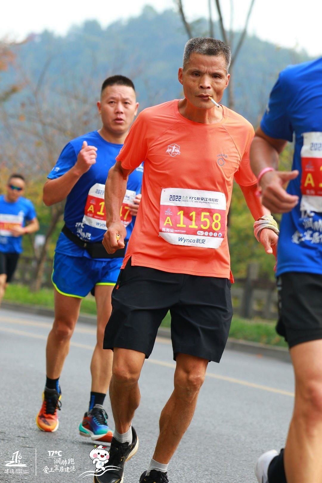 Uncle Chen seen smoking throughout the endurance run in China. (Image via Weibo)