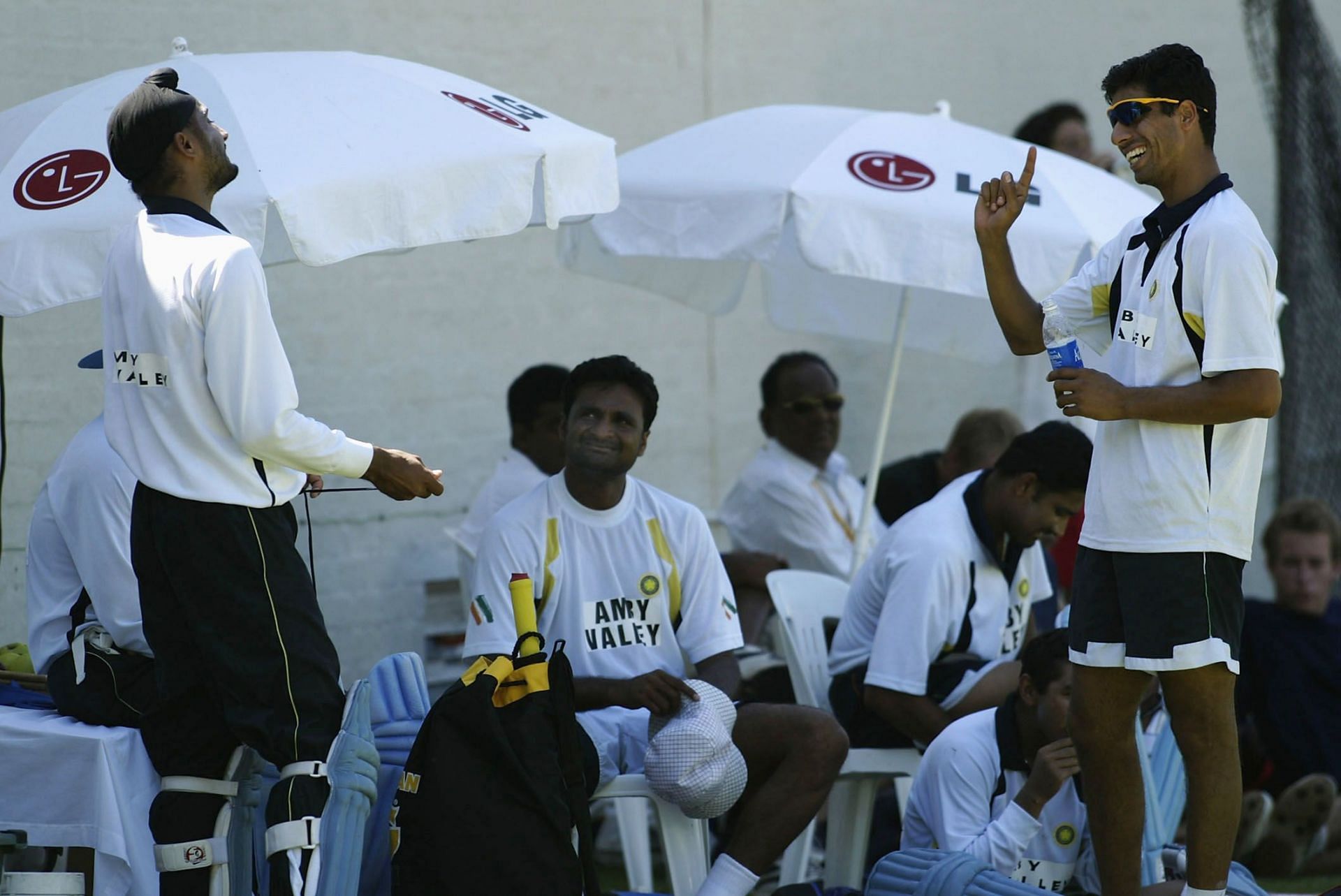 Ashish Nehra (right) shares a joke with Javagal Srinath (centre) 