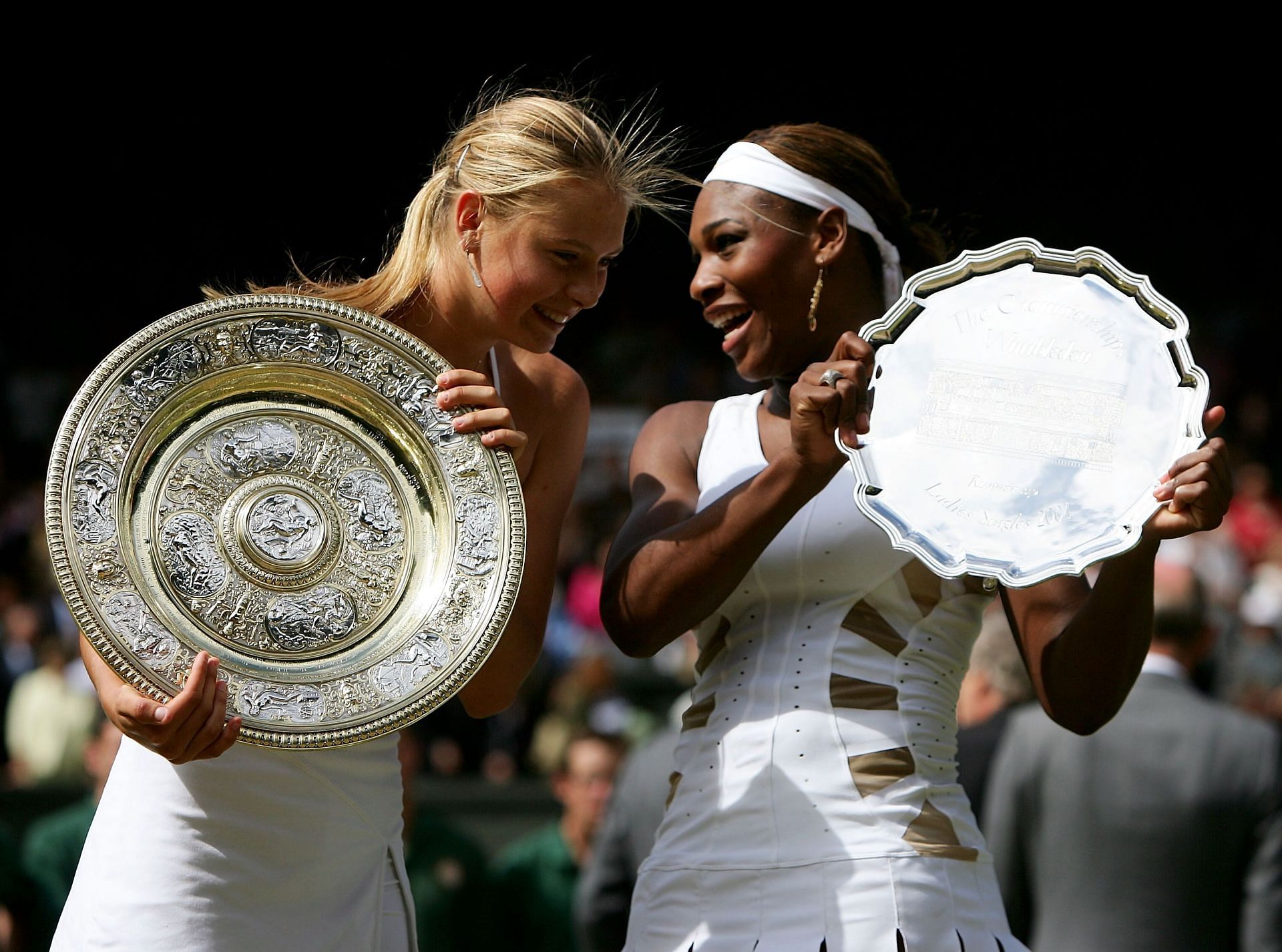 Maria Sharapova (L) and Serena Williams