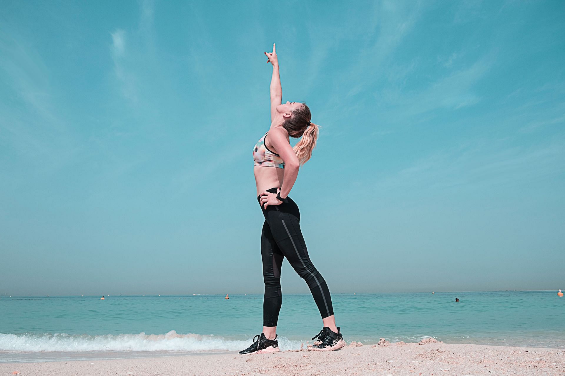 Exercising at the beach can be a good change from the gym (Image via Pexels @The Lazy Artist Gallery)