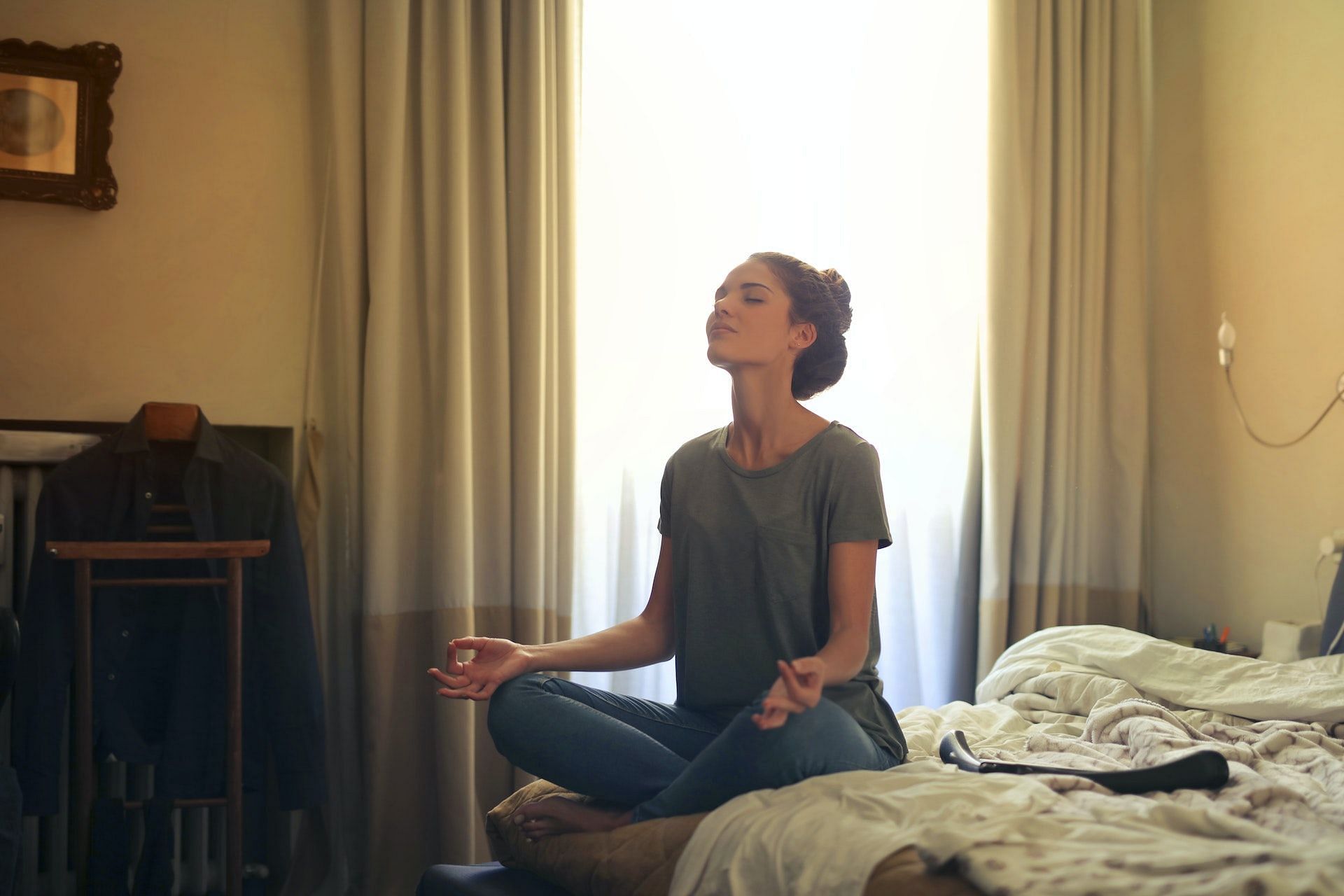 Yoga poses help cure vertigo. (Photo via Pexels/Andrea Piacquadio)