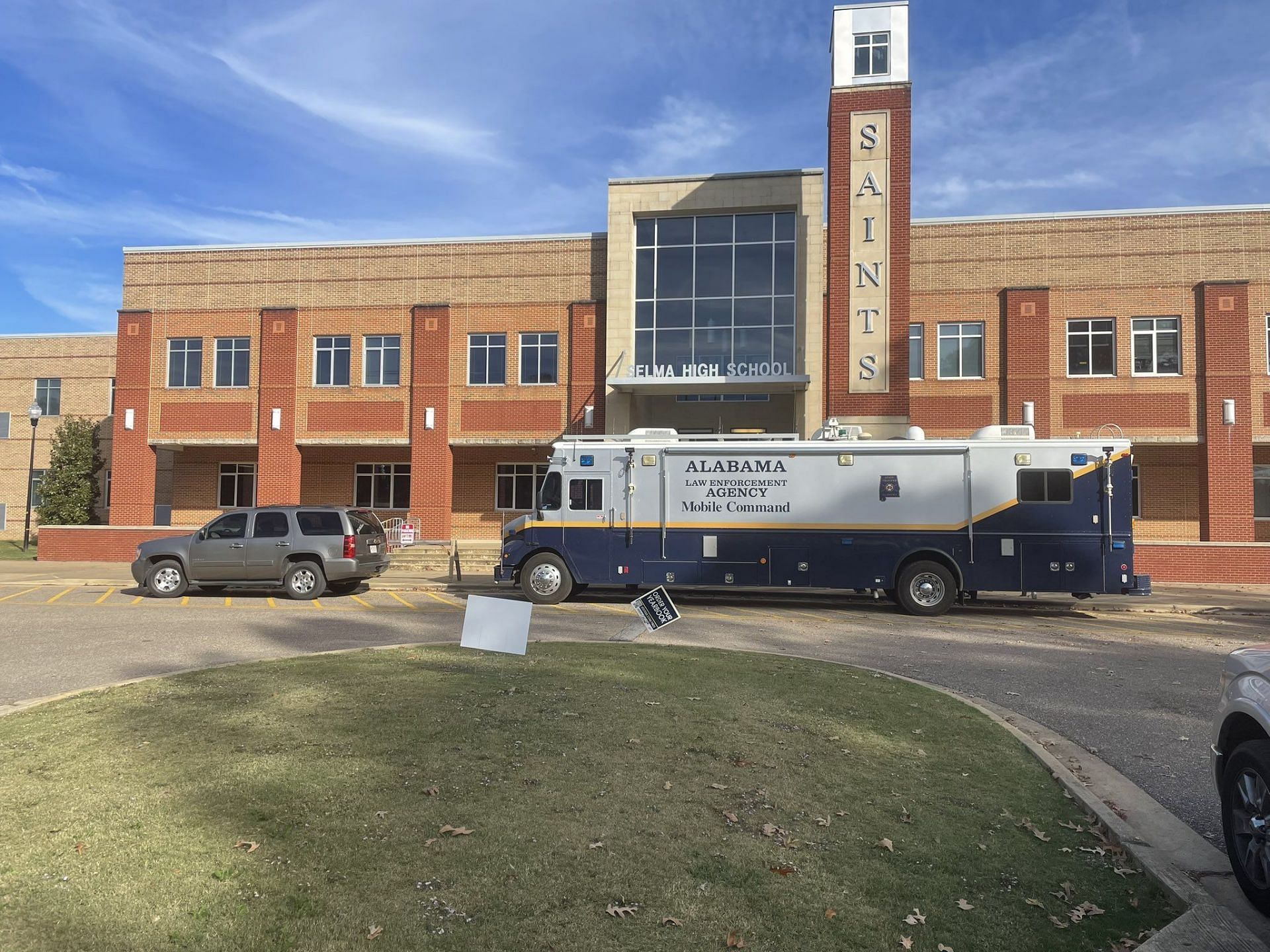 One dead, three more hospitalised after a sophomore year student was exposed to fentanyl during lunch hours. (Image via Selma High School)