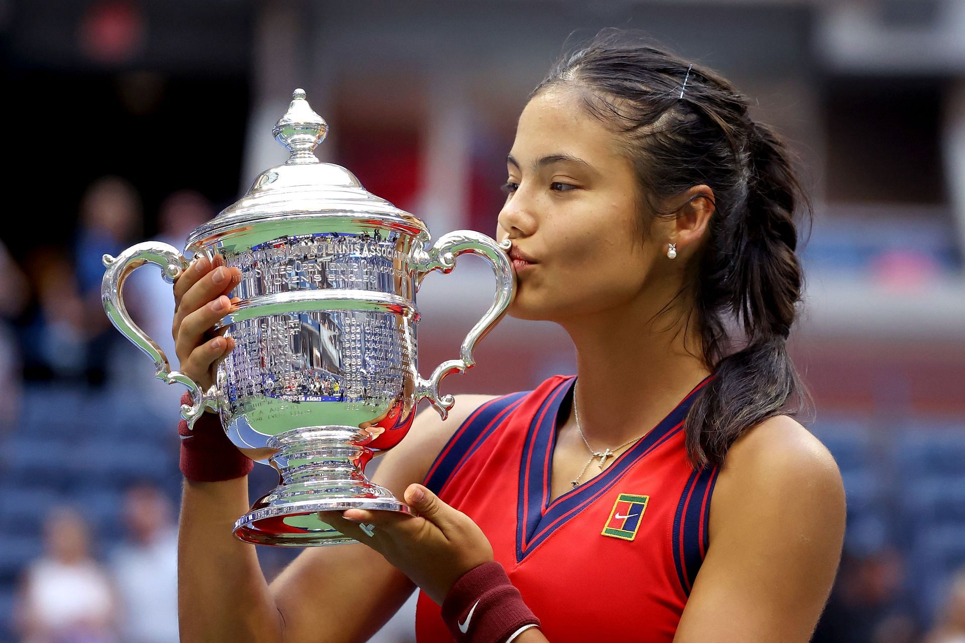 Raducanu posing with the 2021 US Open trophy