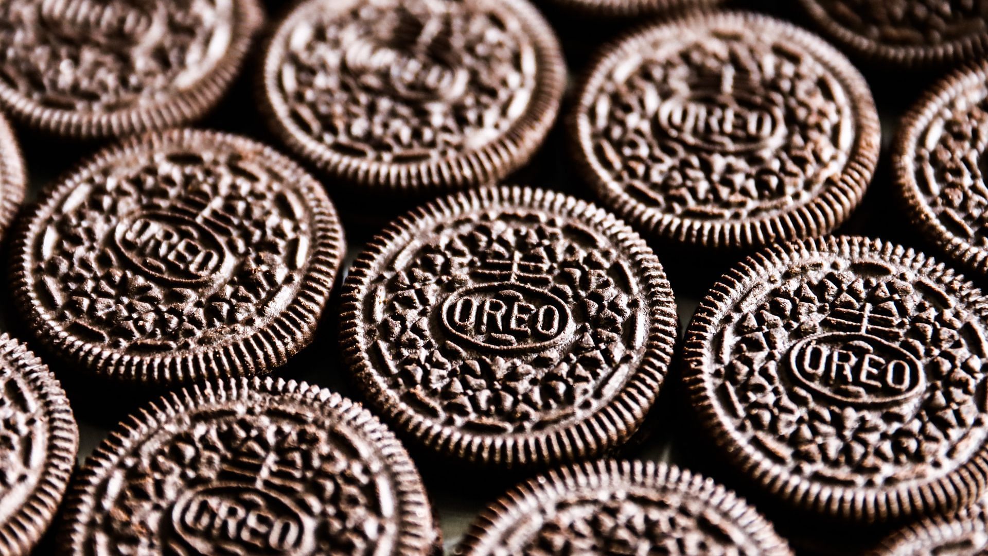 cream centered dark Orēo cookies (Image via NurPhoto/Getty Images)