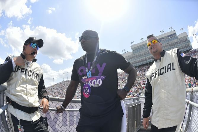 "Pressure bursts pipes" - Former NFL safety has advice for NASCAR championship drivers