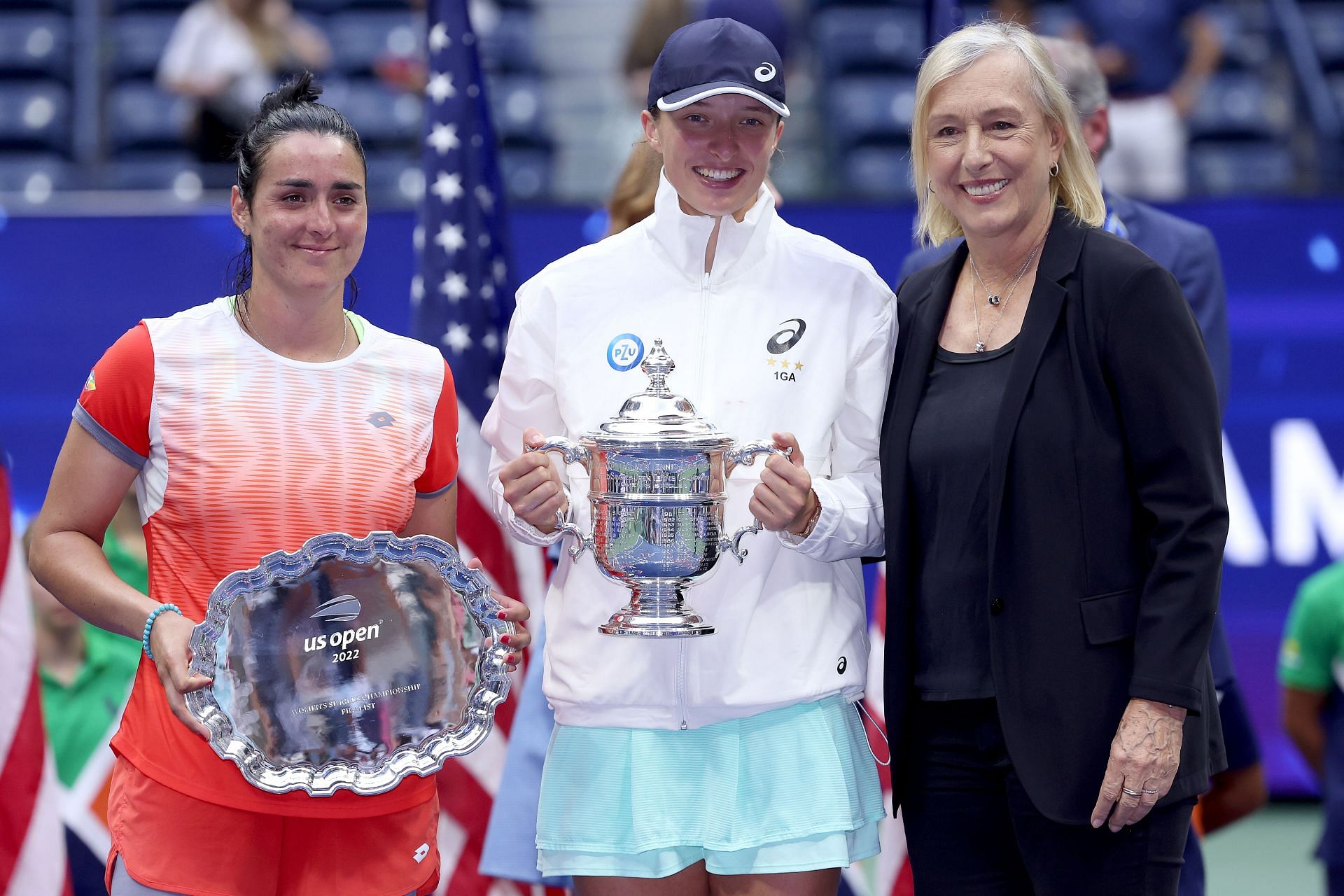 Iga Swiatek (C) and Martina Navratilova (R) pose for a picture at the 2022 US Open