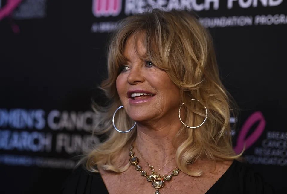 Goldie Hawn demonstrates that maintaining a healthy weight at any age doesn