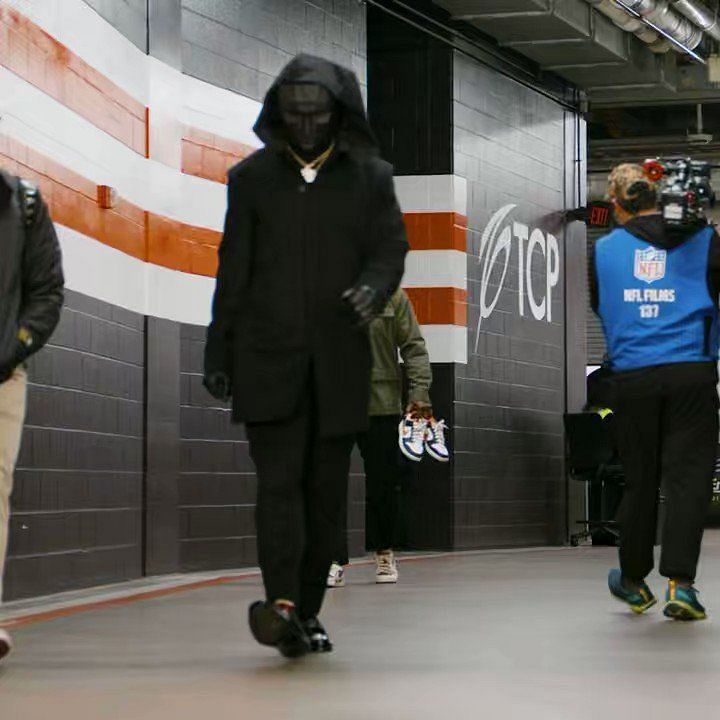 See Browns, Bengals players arrive for MNF in Halloween costumes