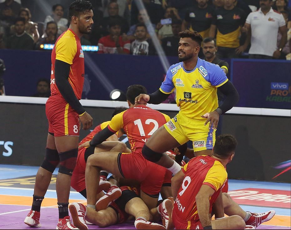 Ajinkya Pawar (In yellow and blue) picked up 6 points in a single raid in Pro Kabaddi 2022