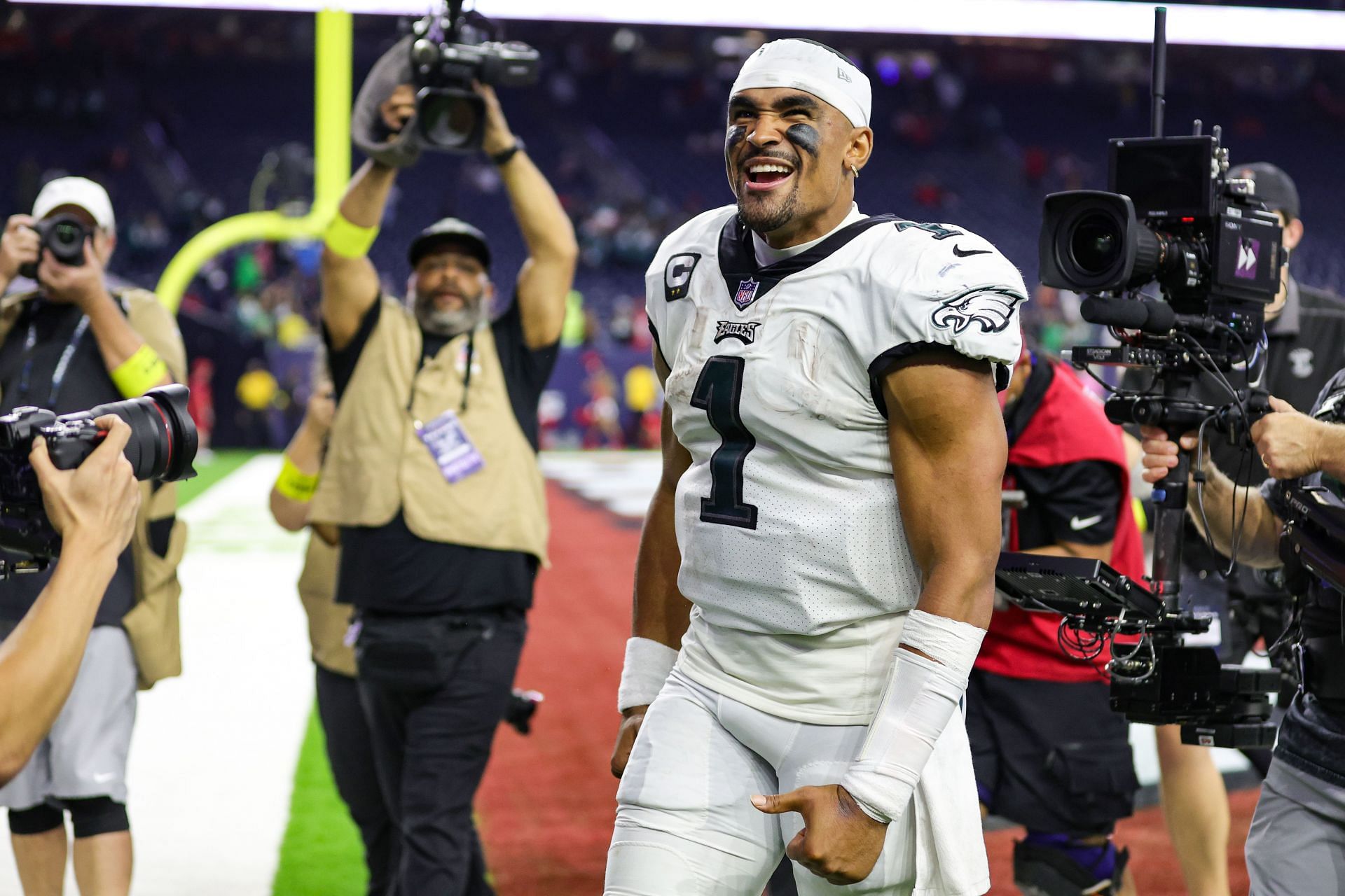 Jalen Hurts returns to hometown as undefeated Eagles face Texans