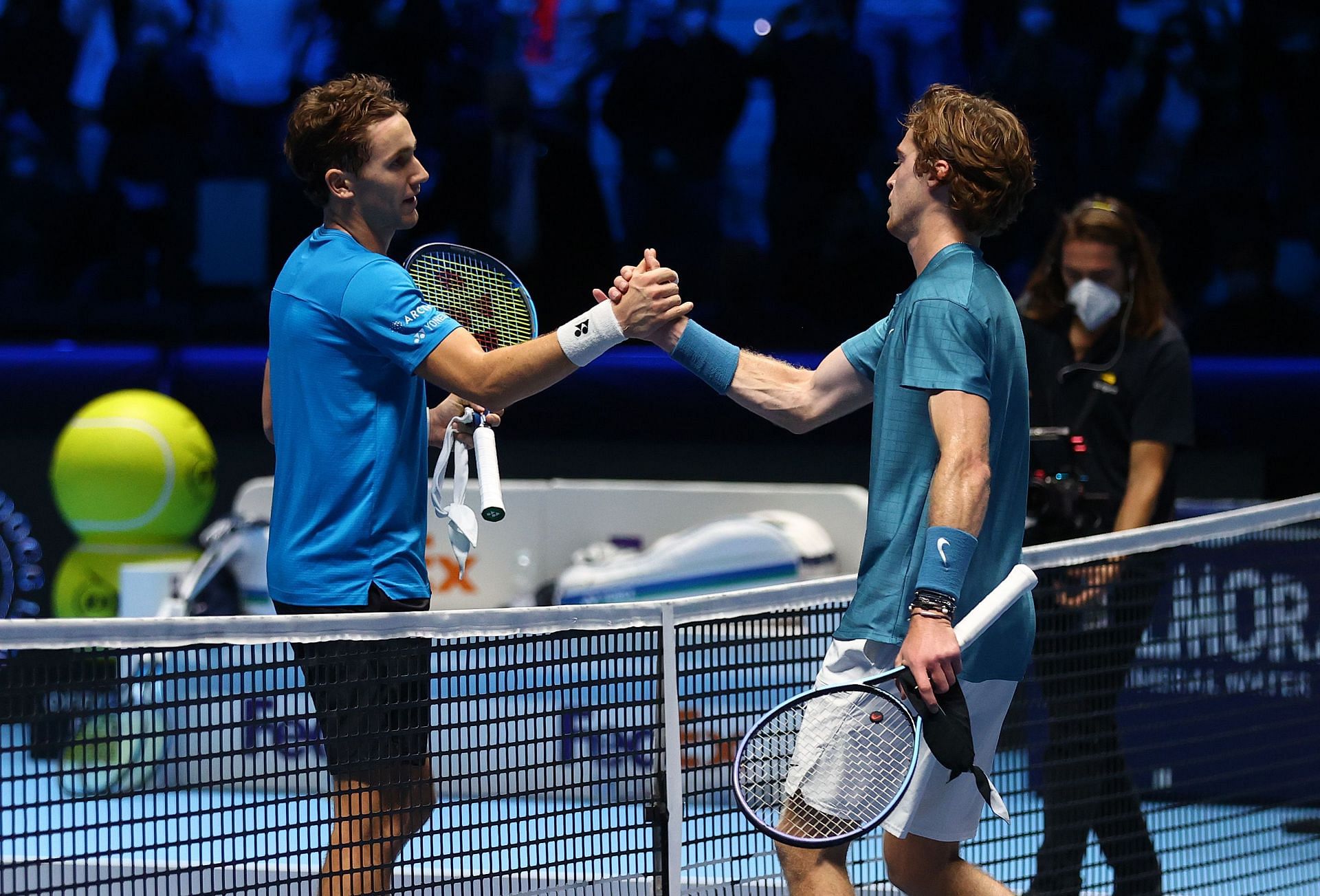 Casper Ruud (L) and Andrey Rublev