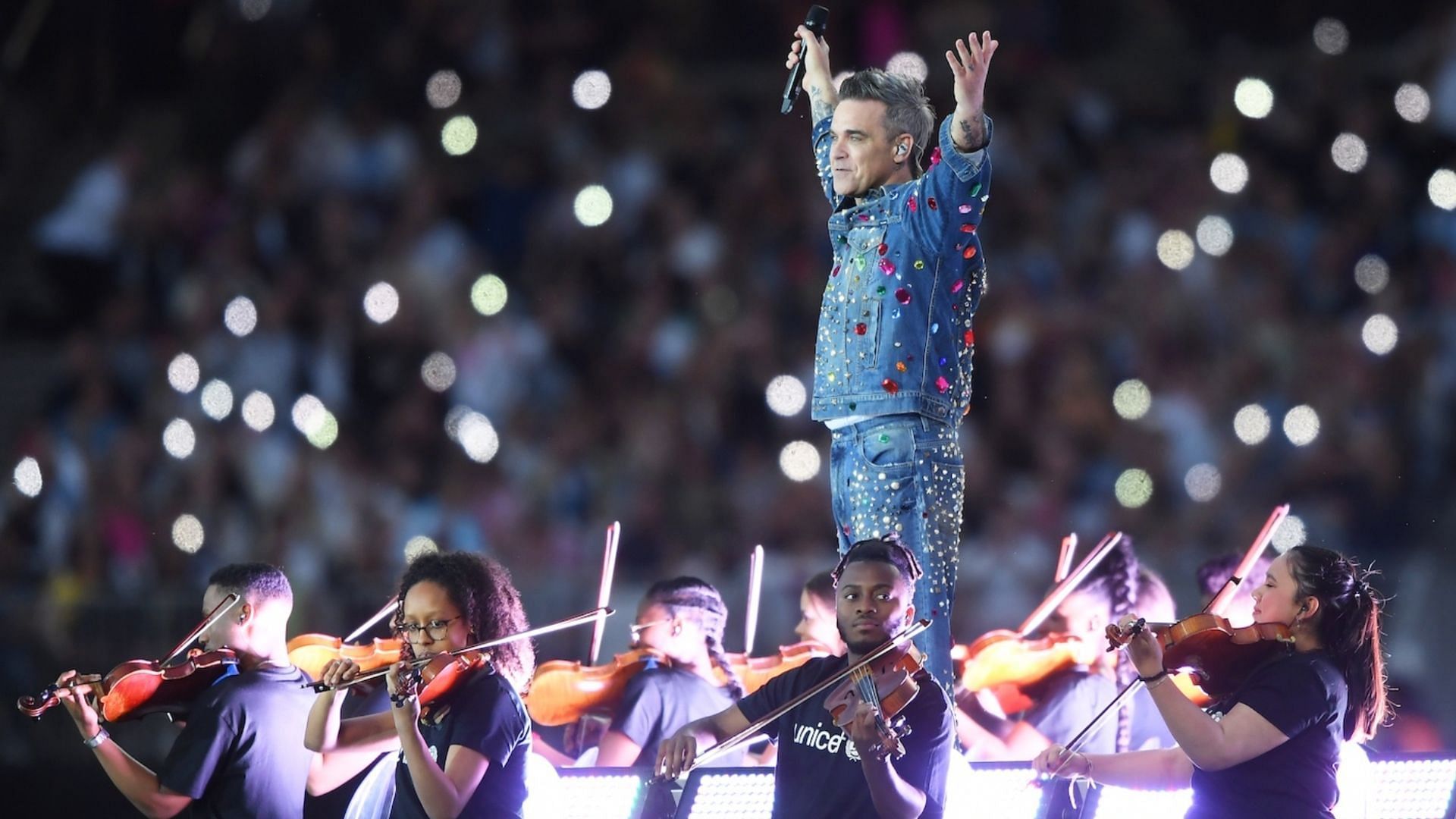 Robbie Williams has come under fire for saying yes to performing at the World Cup. (Image via Alex Davidson / Getty)
