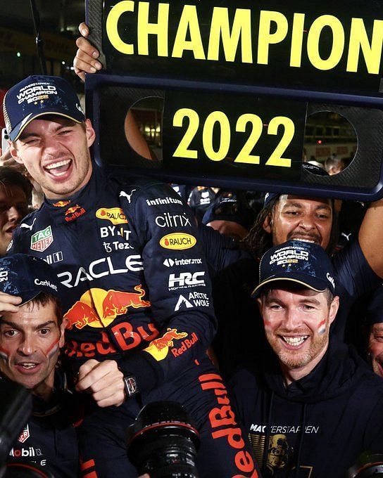 How many records did Max Verstappen break in 2022 F1 season?