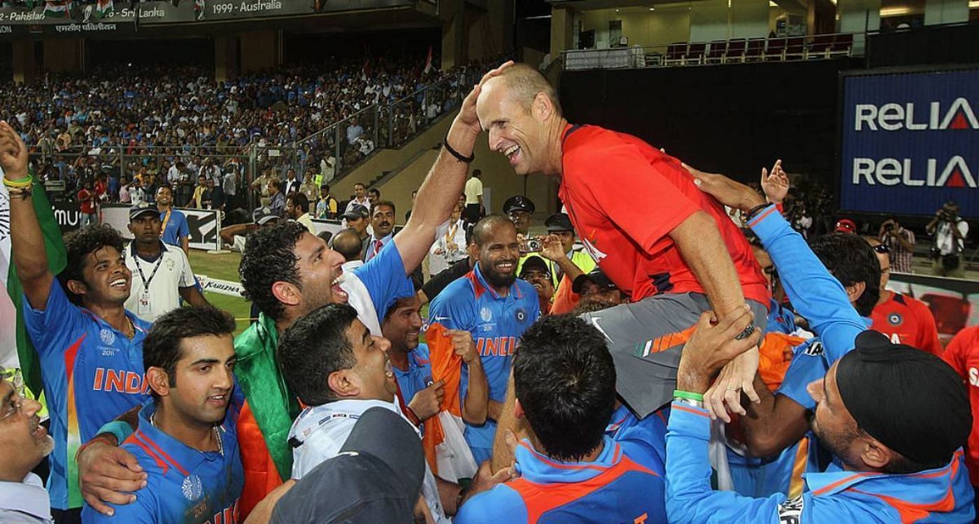 भारतीय टीम 2011 में वर्ल्ड चैंपियन टीम बनने के बाद जश्न मनाती हुई 