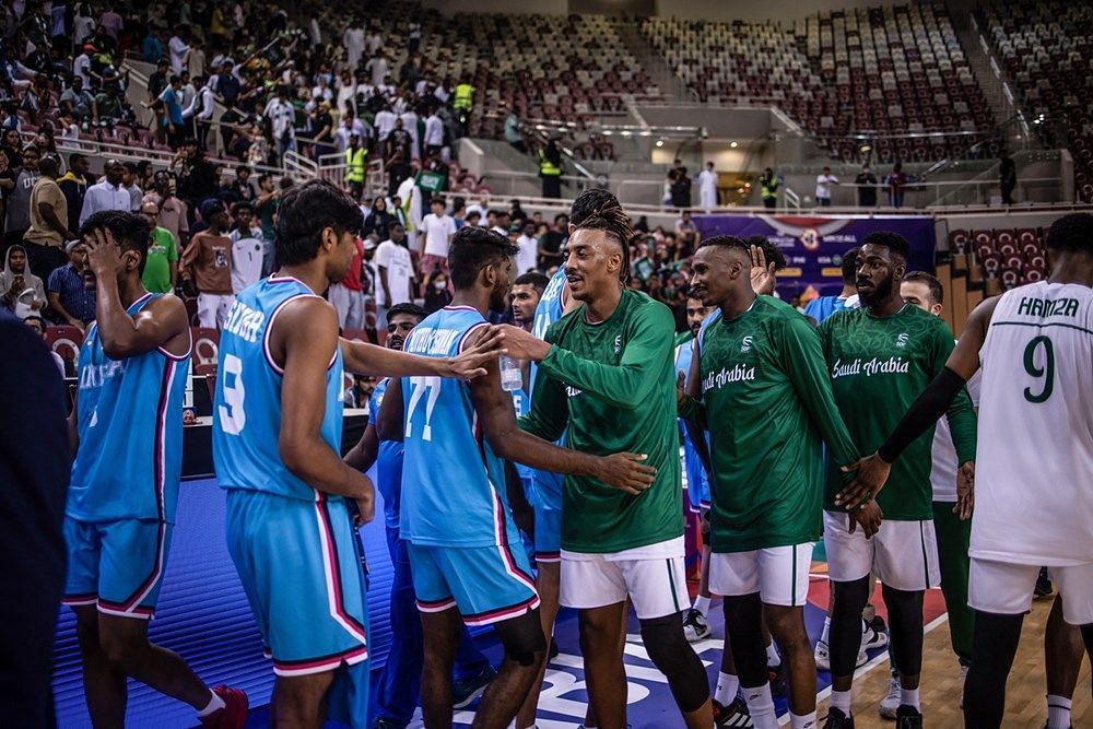 जीत के बाद भारतीय टीम से हाथ मिलाते सऊदी अरब के प्लेयर्स (fiba.basketball)