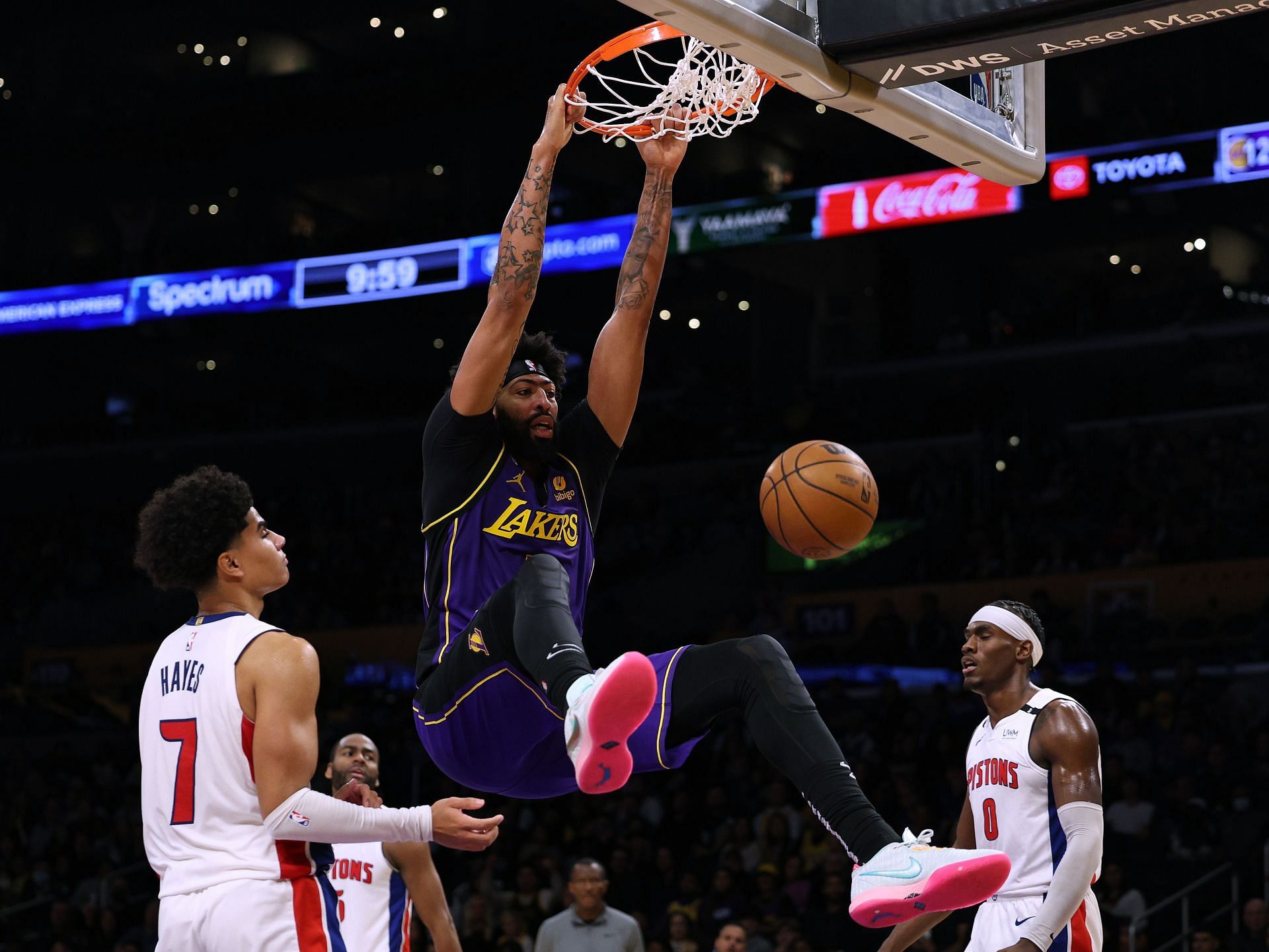Antony Davis dei LA Lakers ha schiacciato sui Detroit Pistons.