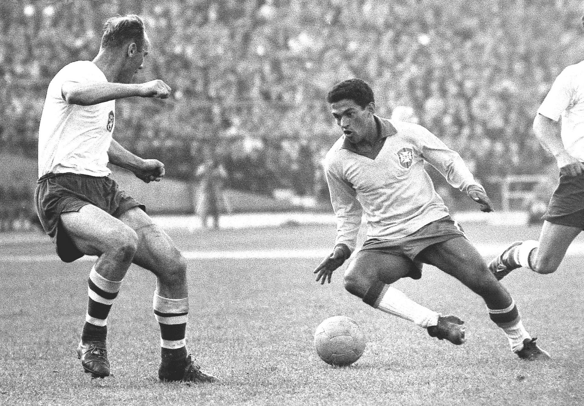 Garrincha breezing past players in 1962 | Courtesy: @FIFAWorldCup