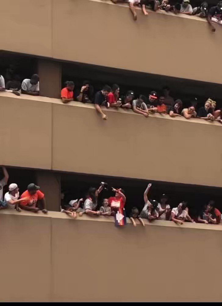 Houston Astros fans recreate viral 2017 hat stunt at parade