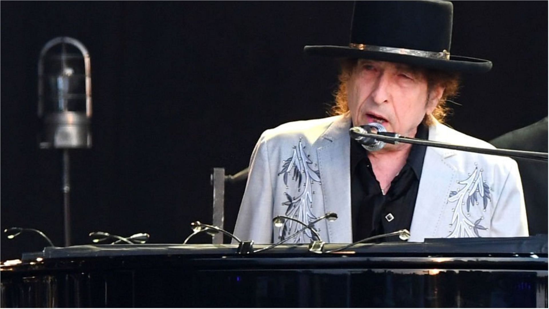 Bob Dylan apologized for the use of autopen in the limited edition of his book (Image via Dave J Hogan/Getty Images)