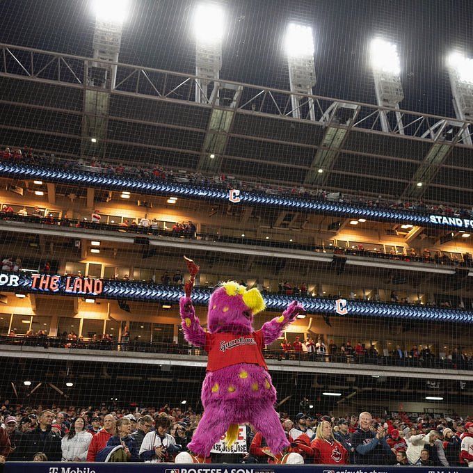 How much do MLB mascots get paid?