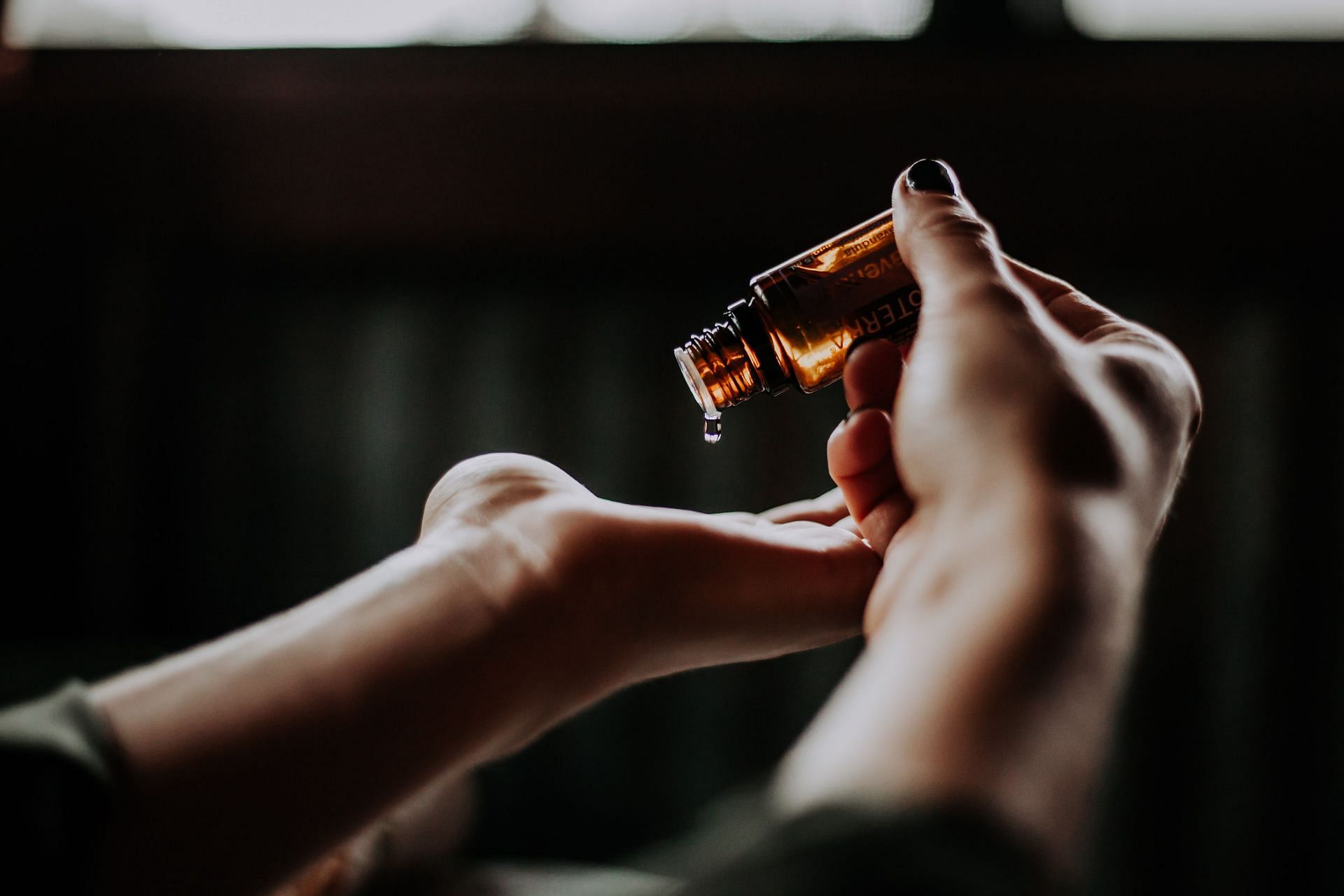 Vitamin E oil can help improve skin brightness. (Image via Unsplash/Christin Hume)