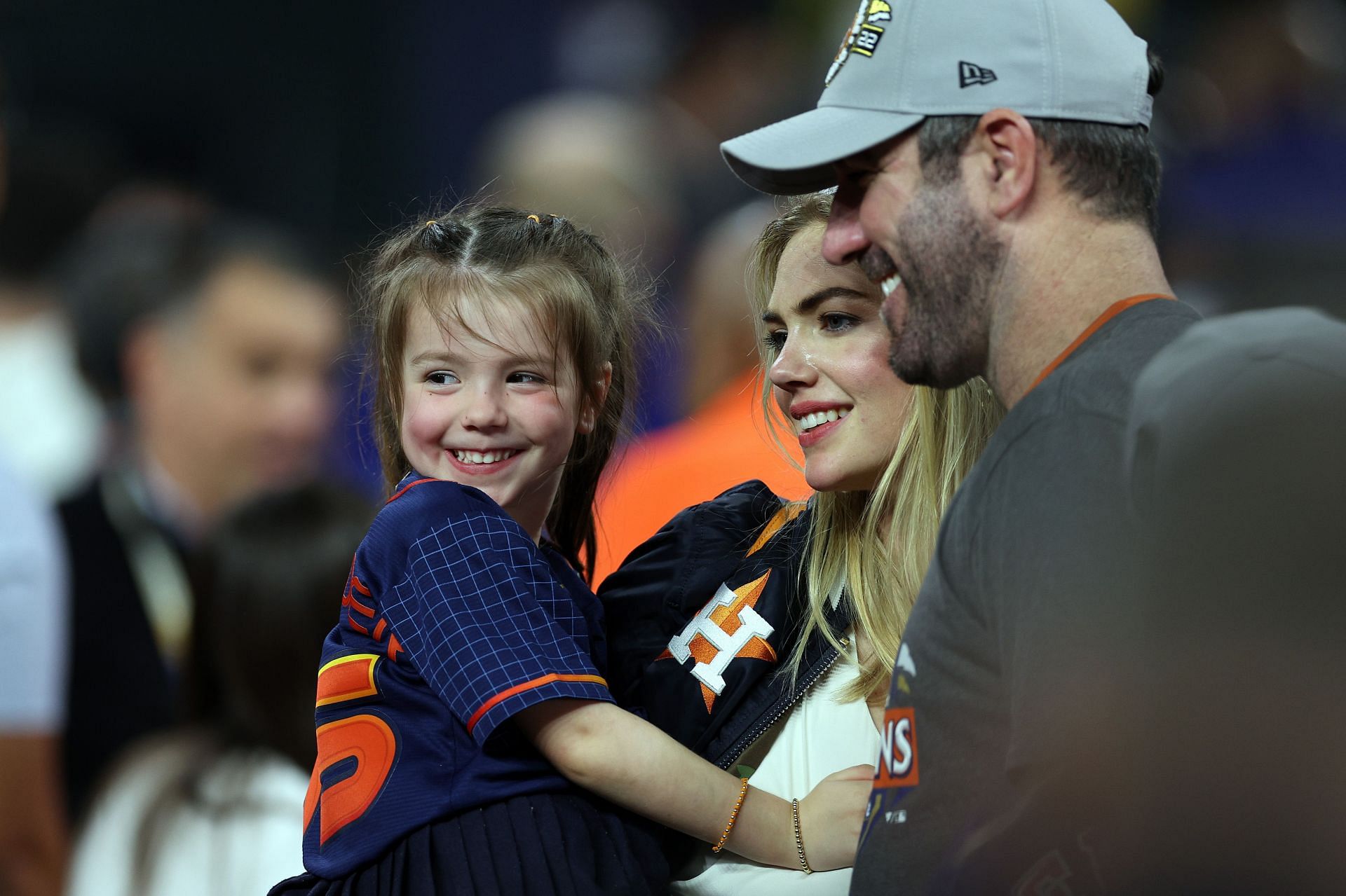 Kate Upton sticks fingers up at Phillies fans as she cheers on husband  Justin Verlander before Astros World Series win