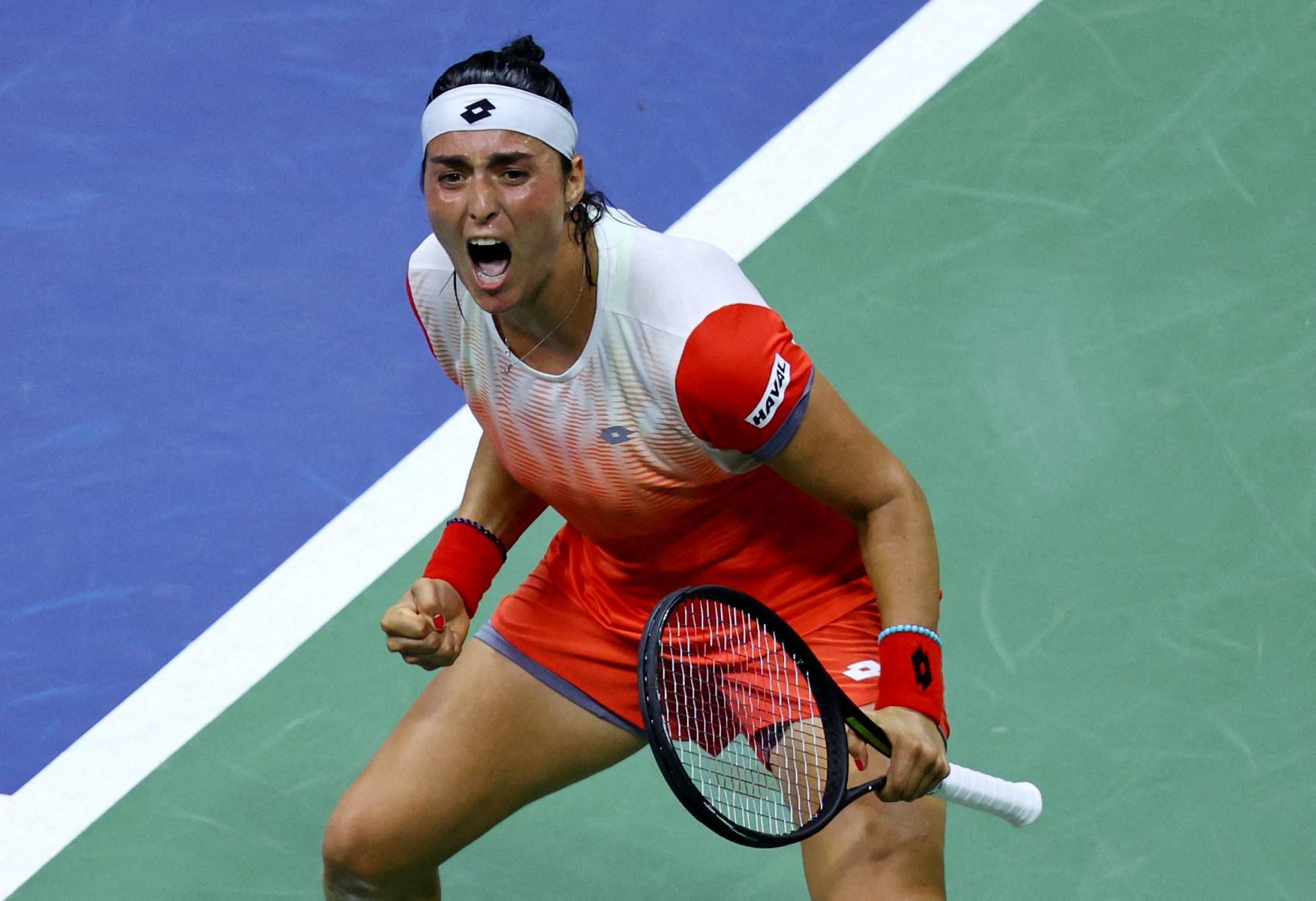 28 साल की ओंस जेबूर पहली बार WTA फाइनल्स में खेल रही हैं।