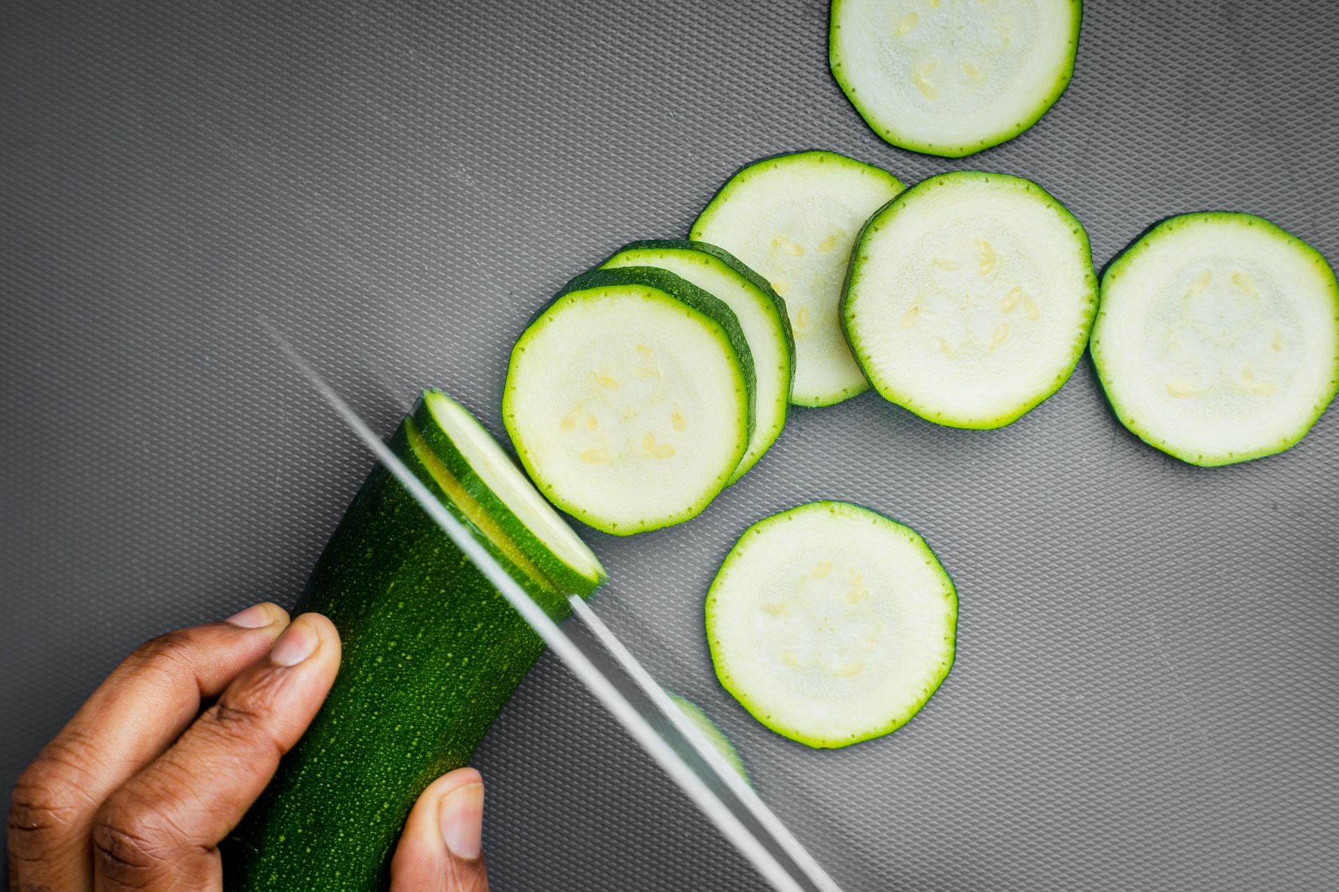 Zucchini is beneficial for weight loss. (Image via Unsplash/Louis Hansel)
