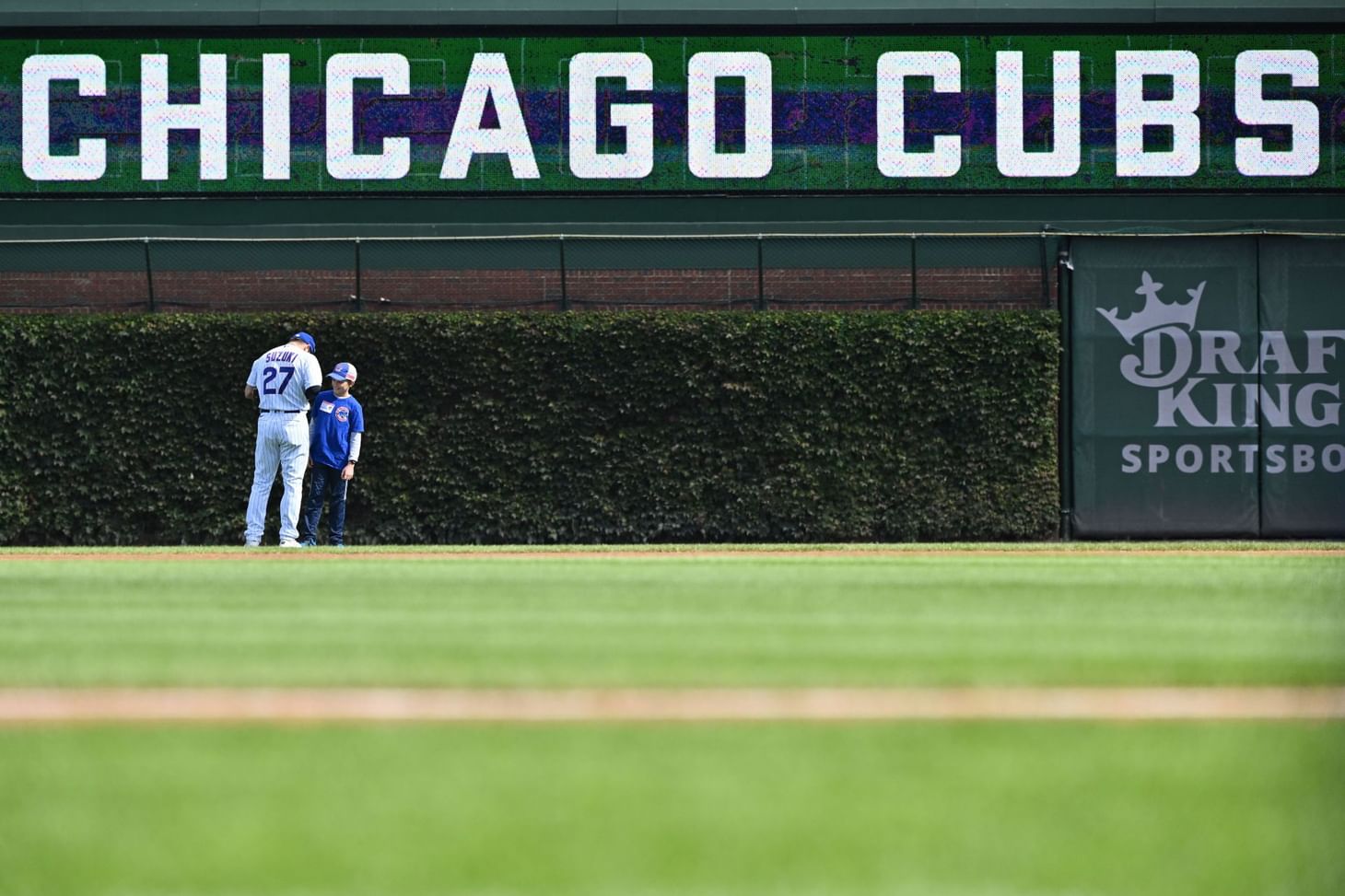 Chicago Cubs' Wrigley Field covered in snow is more beautiful than
