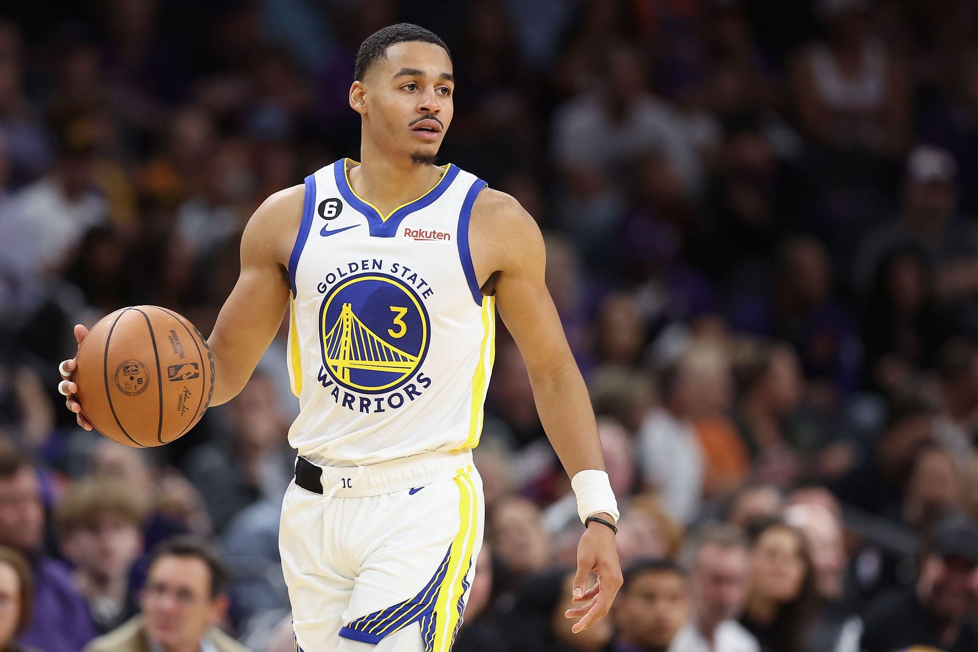 Jordan Poole scans the floor to make a play